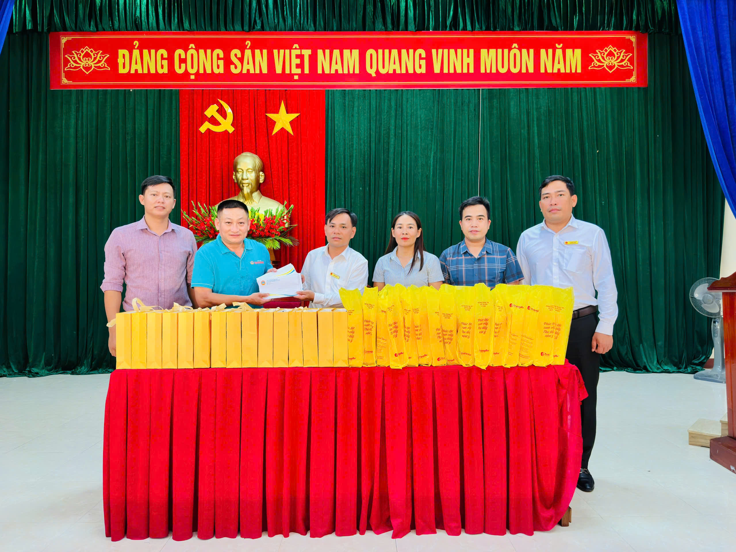 Tạp chí Toà án Nhân dân – Thường trú tại Hà Tĩnh tặng 30 suất quà cho trẻ em có hoàn cảnh khó khăn xã Sơn Hồng
