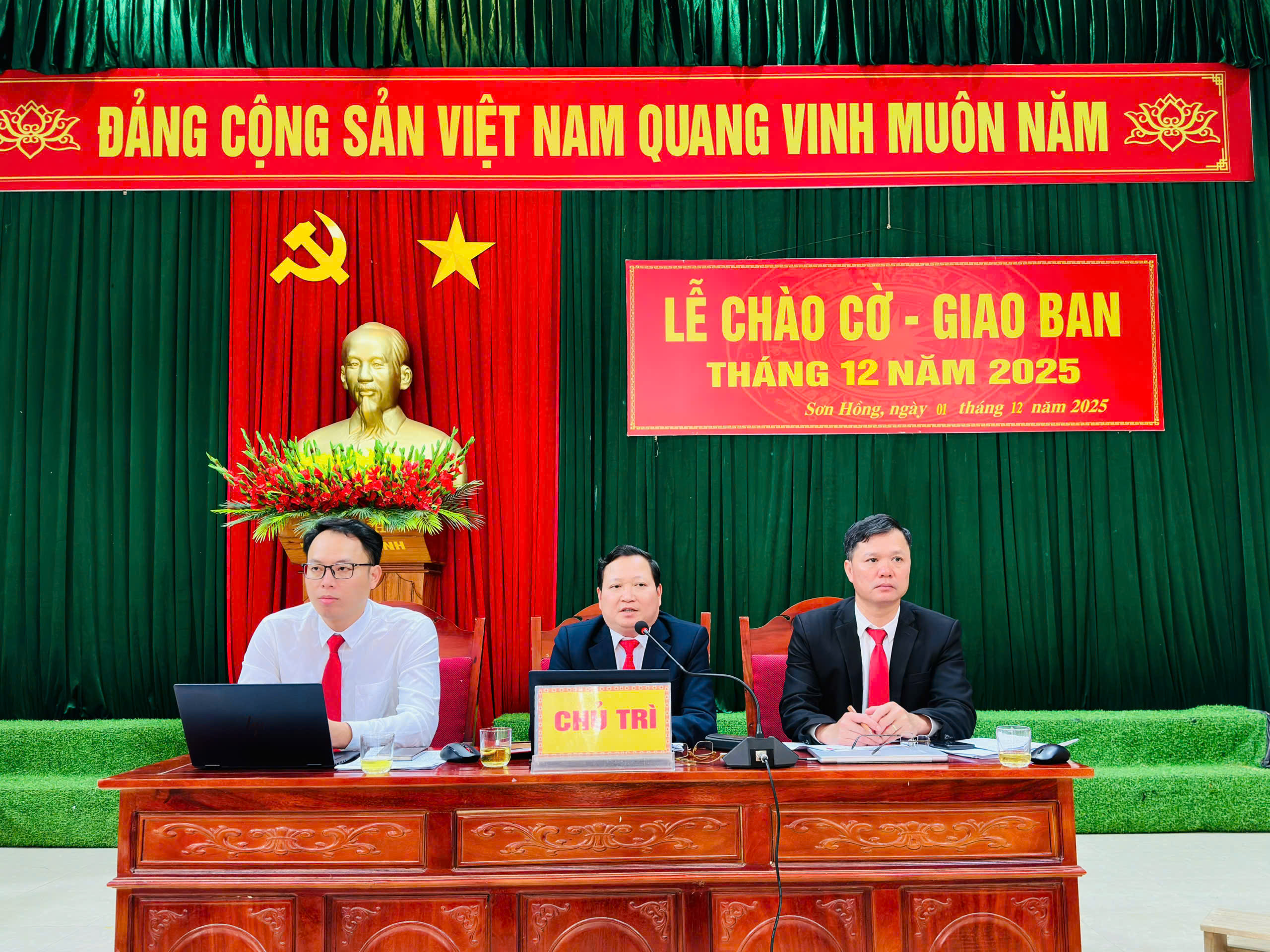 Xã Sơn Hồng chào cờ giao ban tháng 12 và công bố các quyết định công tác cán bộ