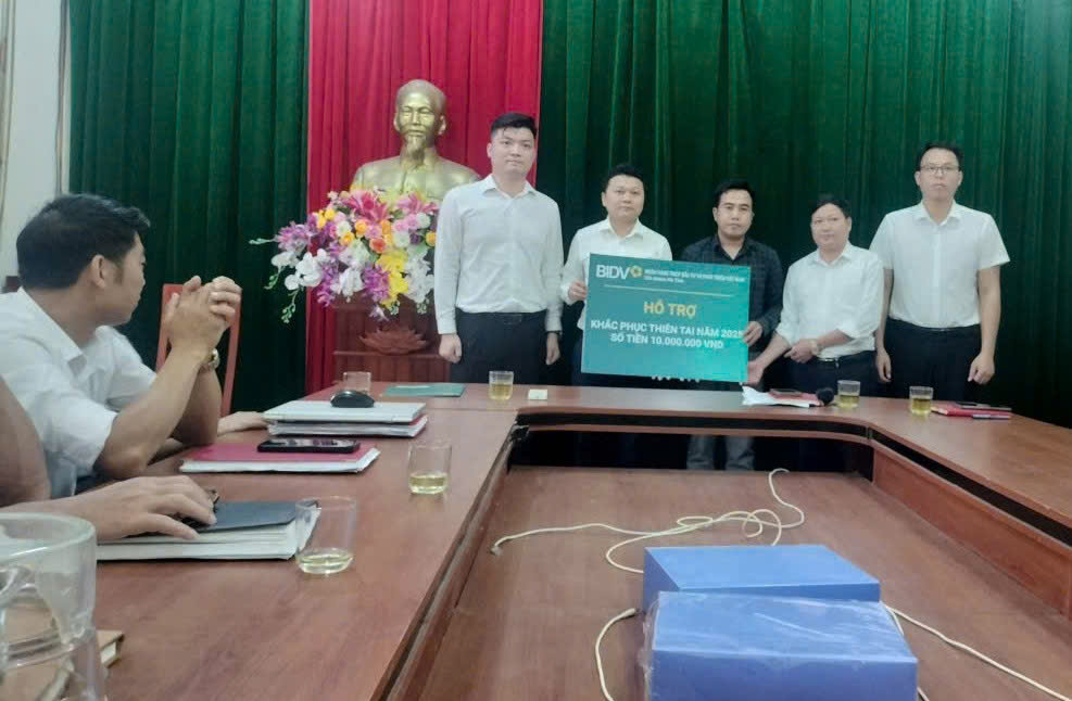 Ngân hàng TMCP Đầu tư và Phát triển Việt Nam hỗ trợ xã Sơn Hồng khắc phục bão số 10