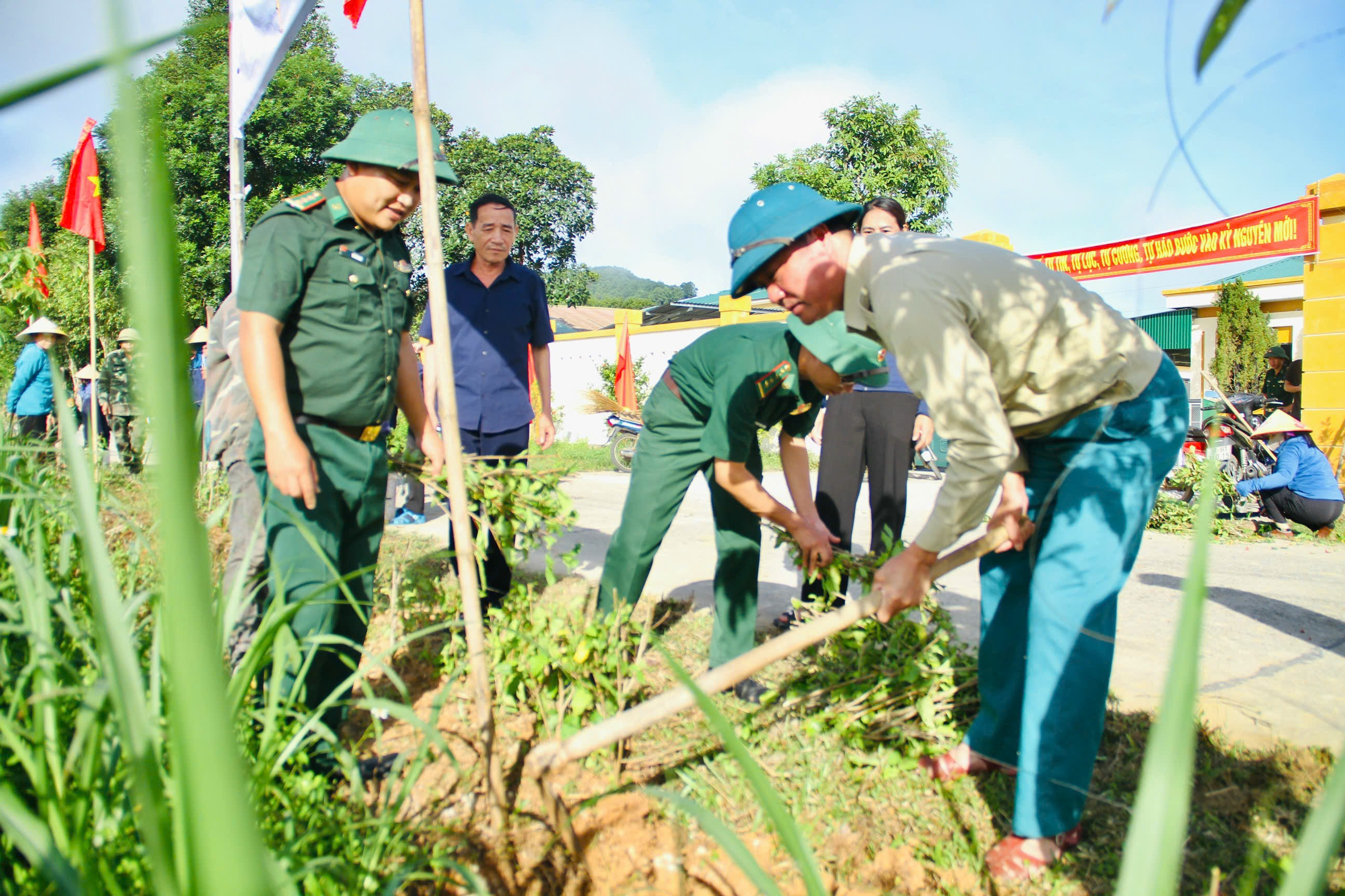 Chủ tịch UBND xã kiểm tra, động viên Nhân dân xây dựng nông thôn mới