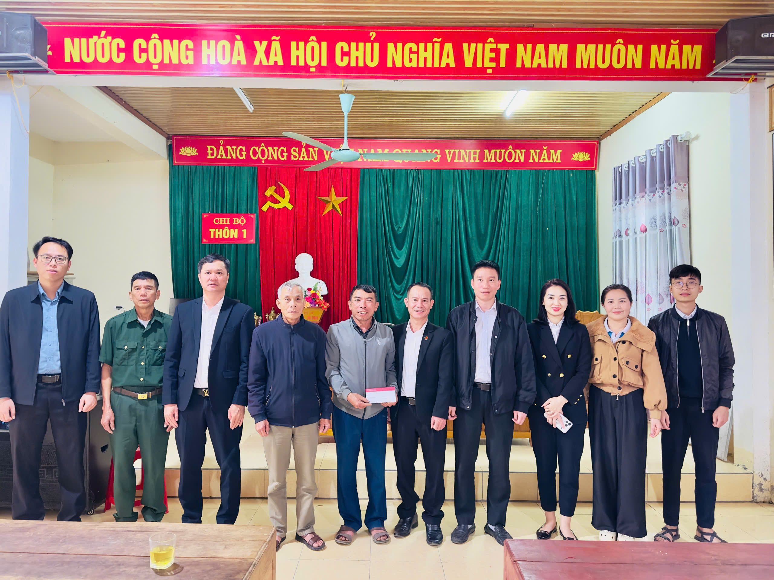 Agribank - Chi nhánh Tây Sơn hỗ trợ 10 triệu đồng giúp thôn 1 xã Sơn Hồng xây dựng khu dân cư kiểu mẫu