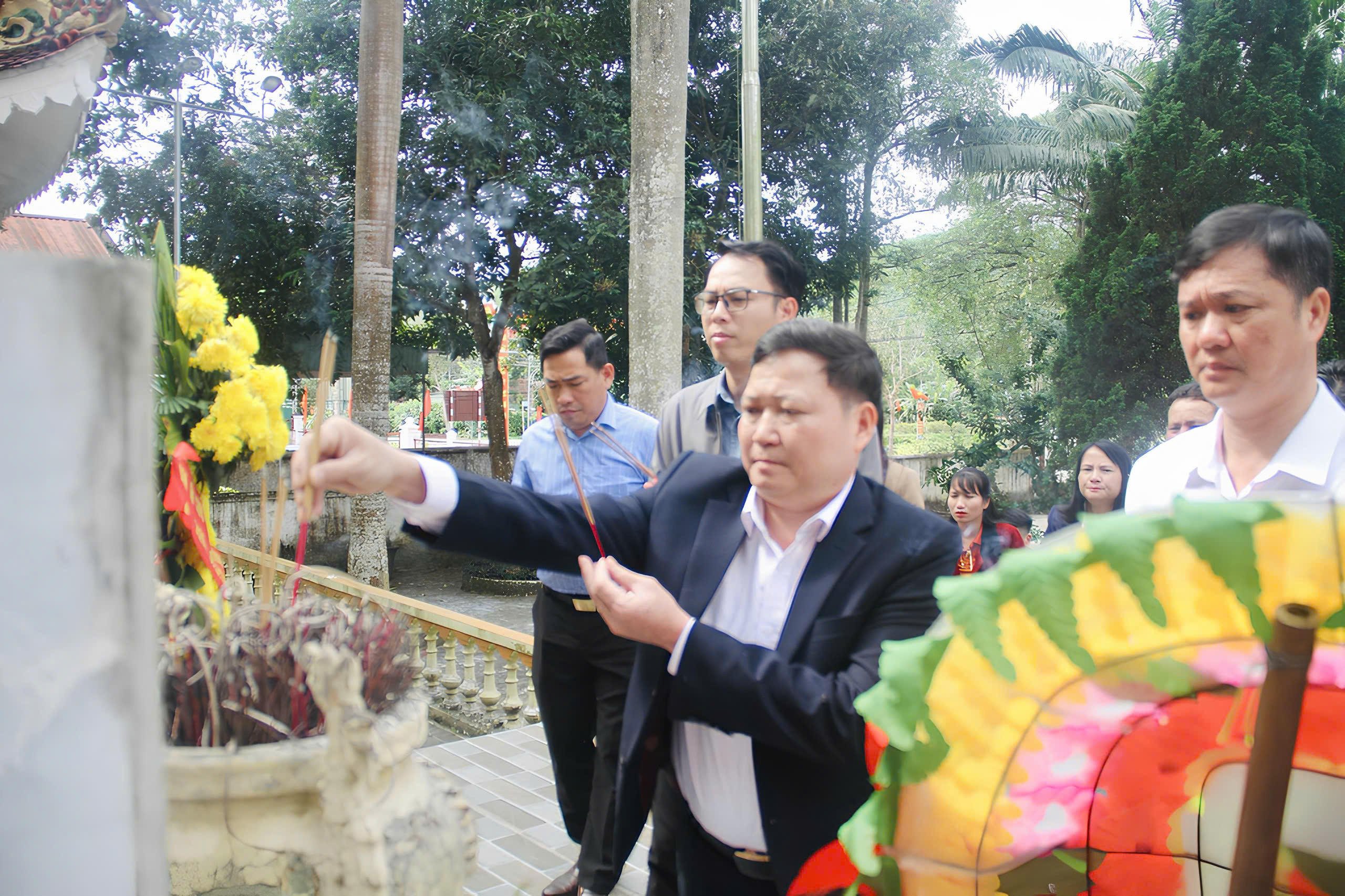 Lãnh đạo xã Sơn Hồng dâng hương tại nhà bia tưởng niệm các anh hùng liệt sĩ