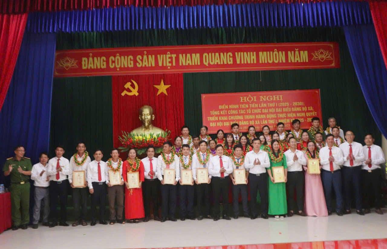 Hội nghị tổng kết phong trào thi đua yêu nước, công tác tổ chức Đại hội đại biểu Đảng bộ xã lần thứ Nhất.