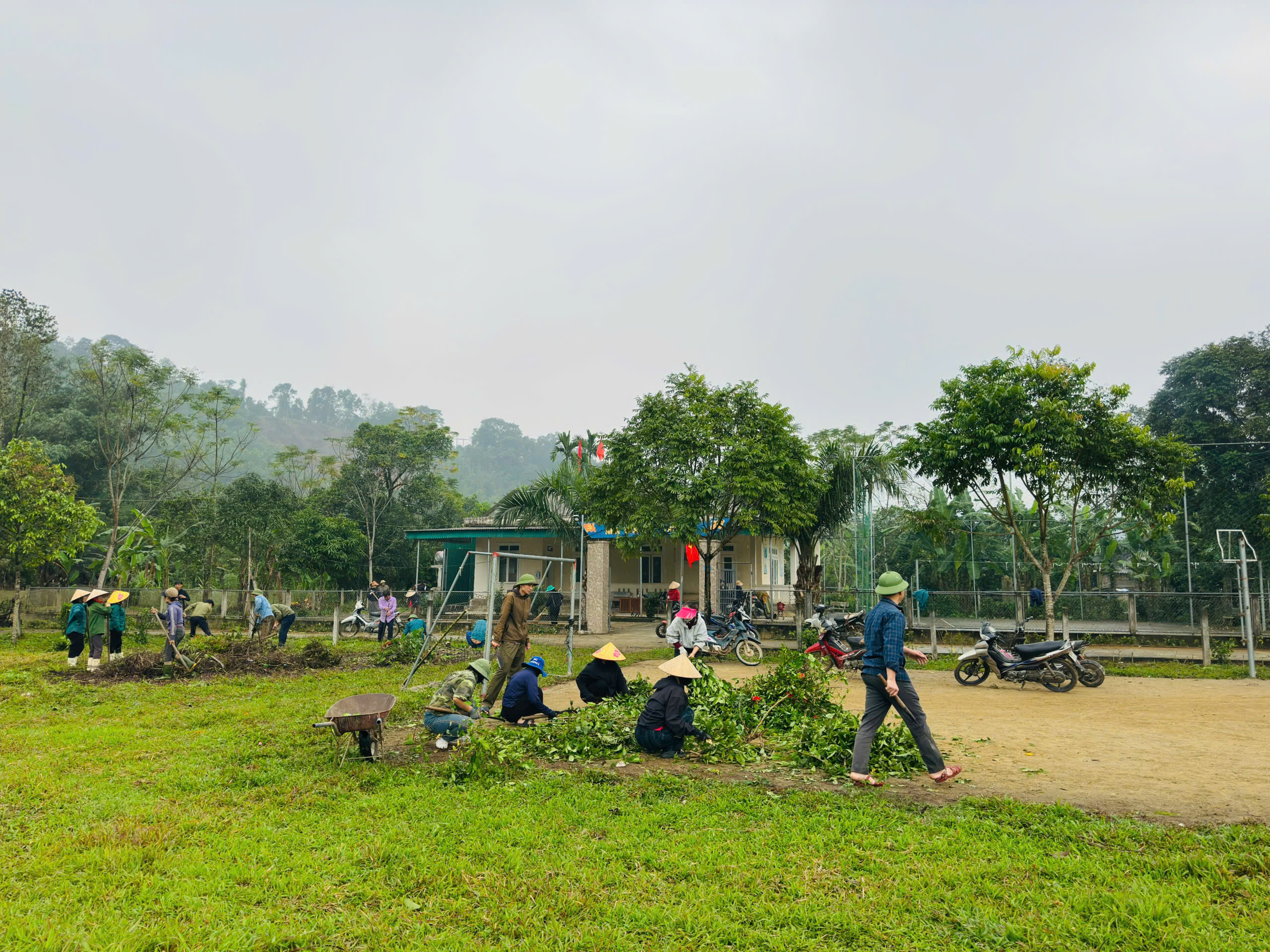 100% Cán bộ, công chức, viên chức UBND xã Sơn Hồng đồng hành xây dựng khu dân cư kiểu mẫu tại thôn 1.