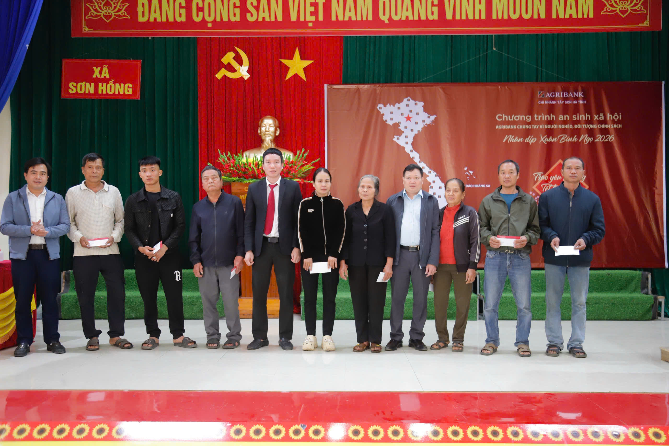 Ngân hàng Agribank - Chi nhánh Tây Sơn trao quà Tết cho hộ khó khăn, lan tỏa nghĩa tình nhân ái