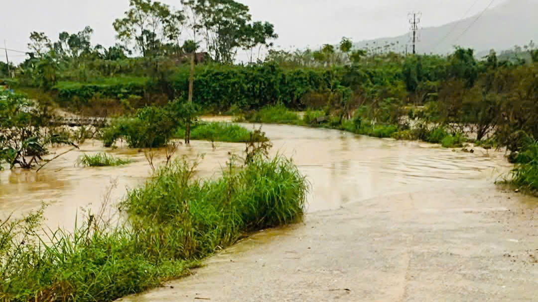 Mưa lớn đã gây ngập một số tuyến đường tại xã Sơn Hồng