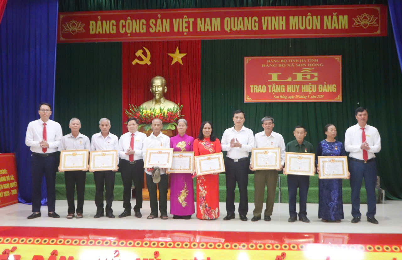 Lễ trao tặng Huy hiệu Đảng cho các đảng viên.