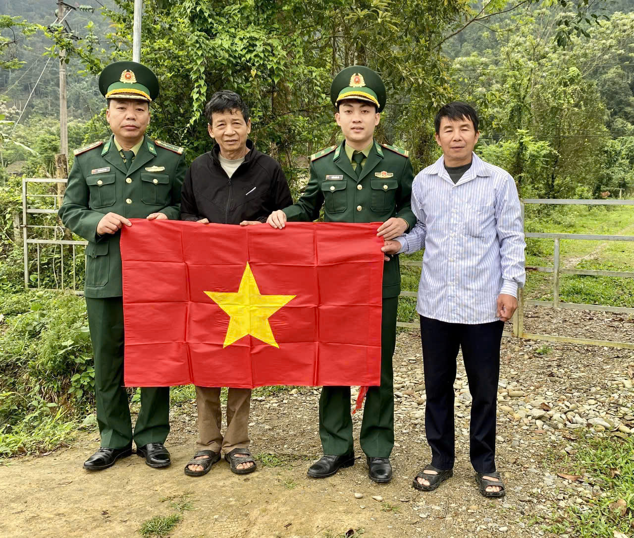 Đồn Biên phòng Sơn Hồng tuyên truyền bầu cử, trao tặng cờ Tổ quốc cho các hộ dân
