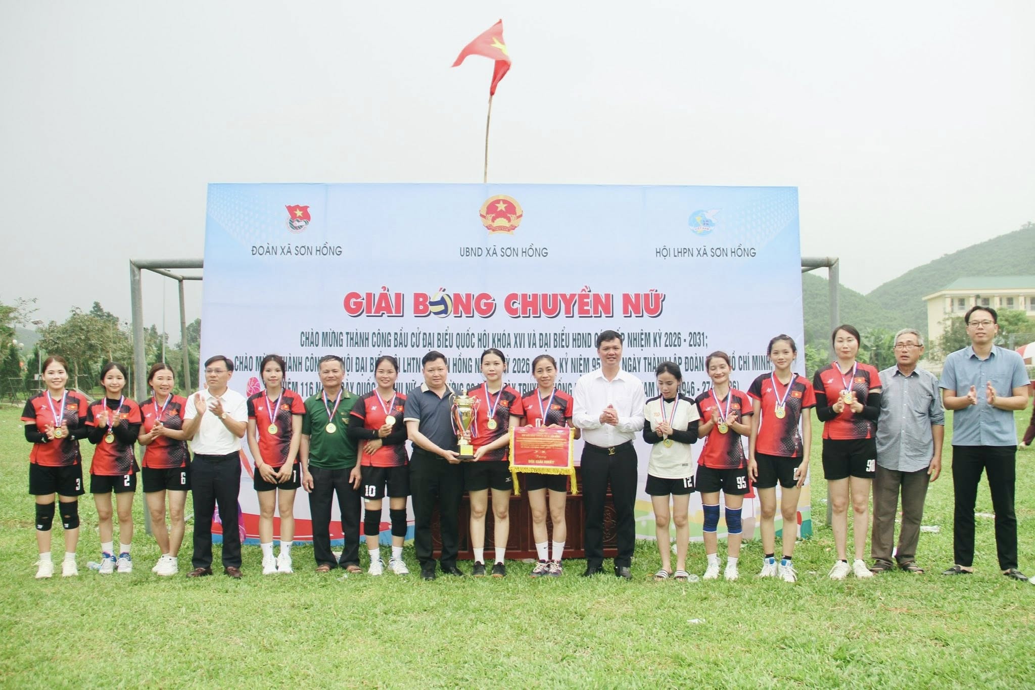 Đội bóng nữ thôn 2 giành chức vô địch tại bóng chuyền nữ xã Sơn Hồng năm 2026