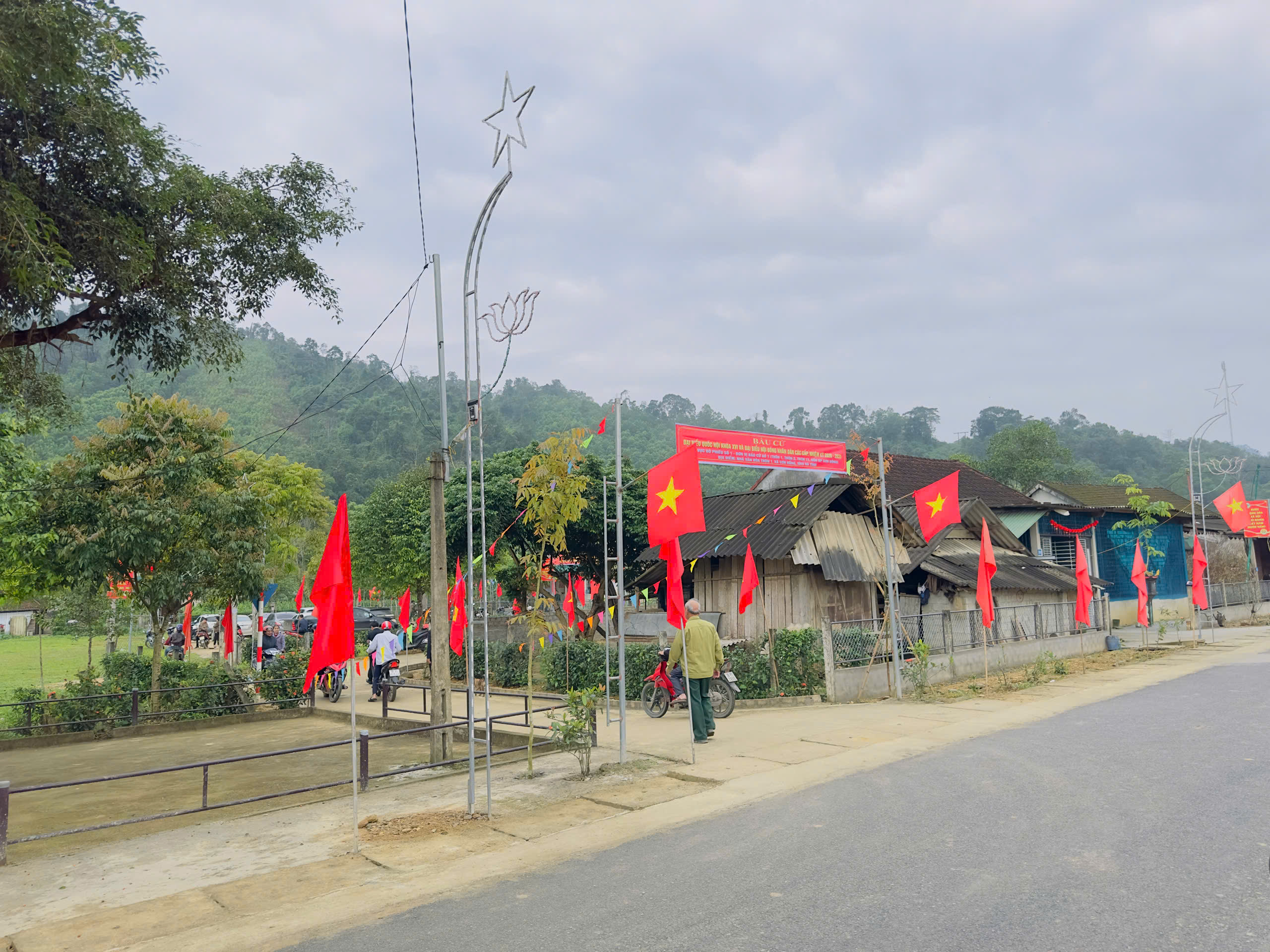 Hơn 5 ngàn cử tri xã Sơn Hồng đến các điểm bầu cử để tiến hành bỏ phiếu