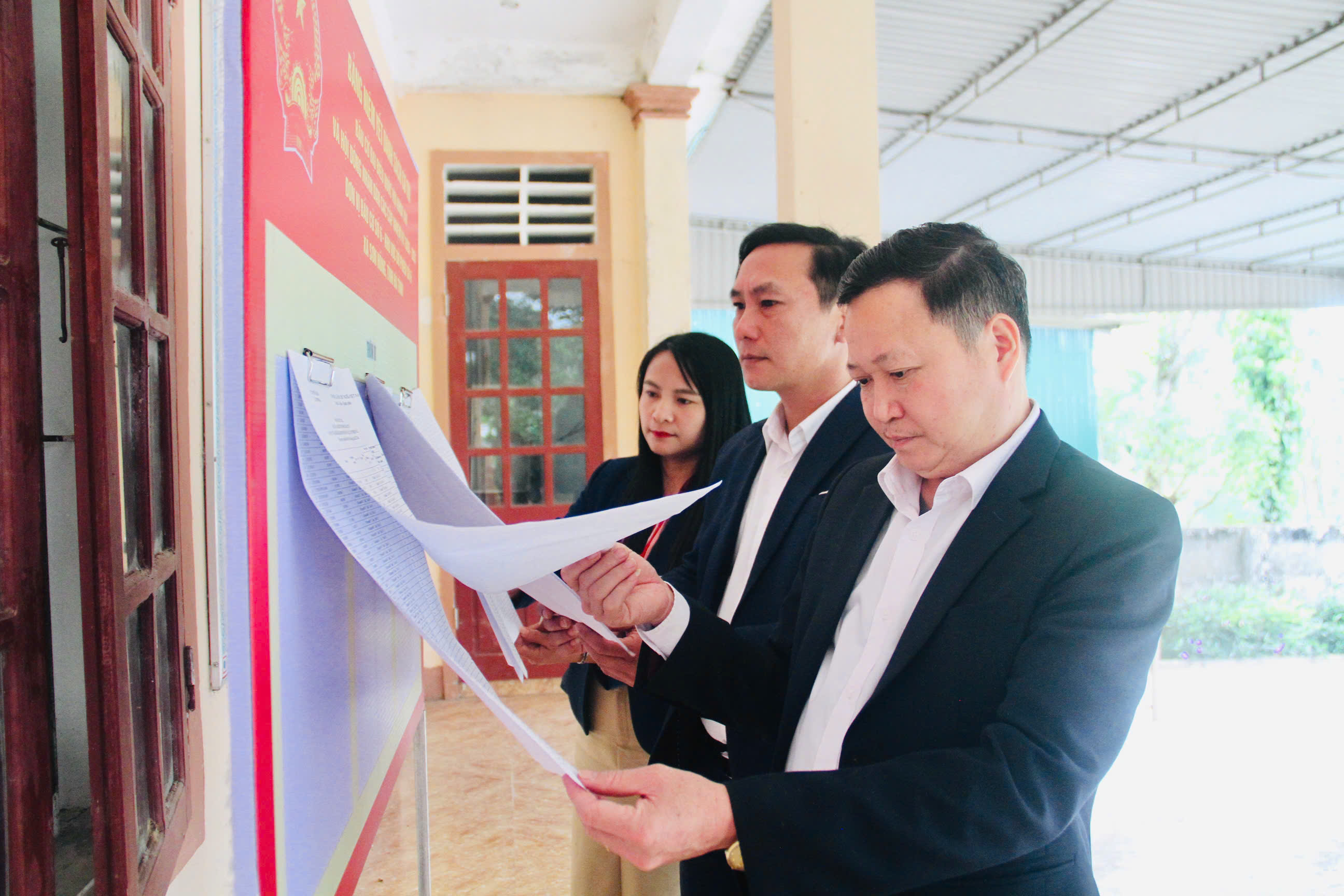 Sơn Hồng niêm yết danh sách cử tri bầu cử ĐBQH và đại biểu HĐND các cấp