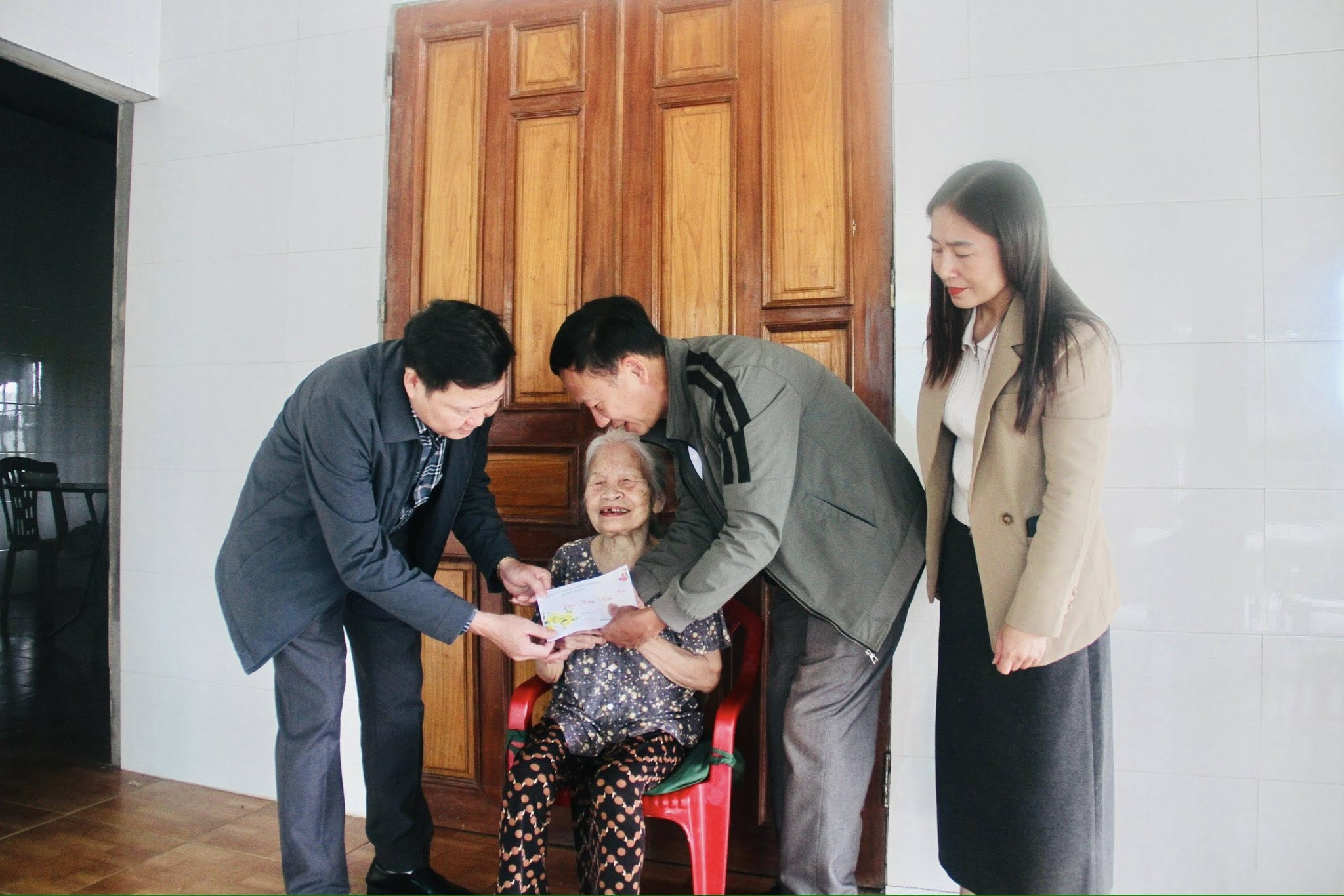 Lãnh đạo Ban Thường vụ Đảng uỷ xã Sơn Hồng thăm tặng quà Tết Bính Ngọ 2026