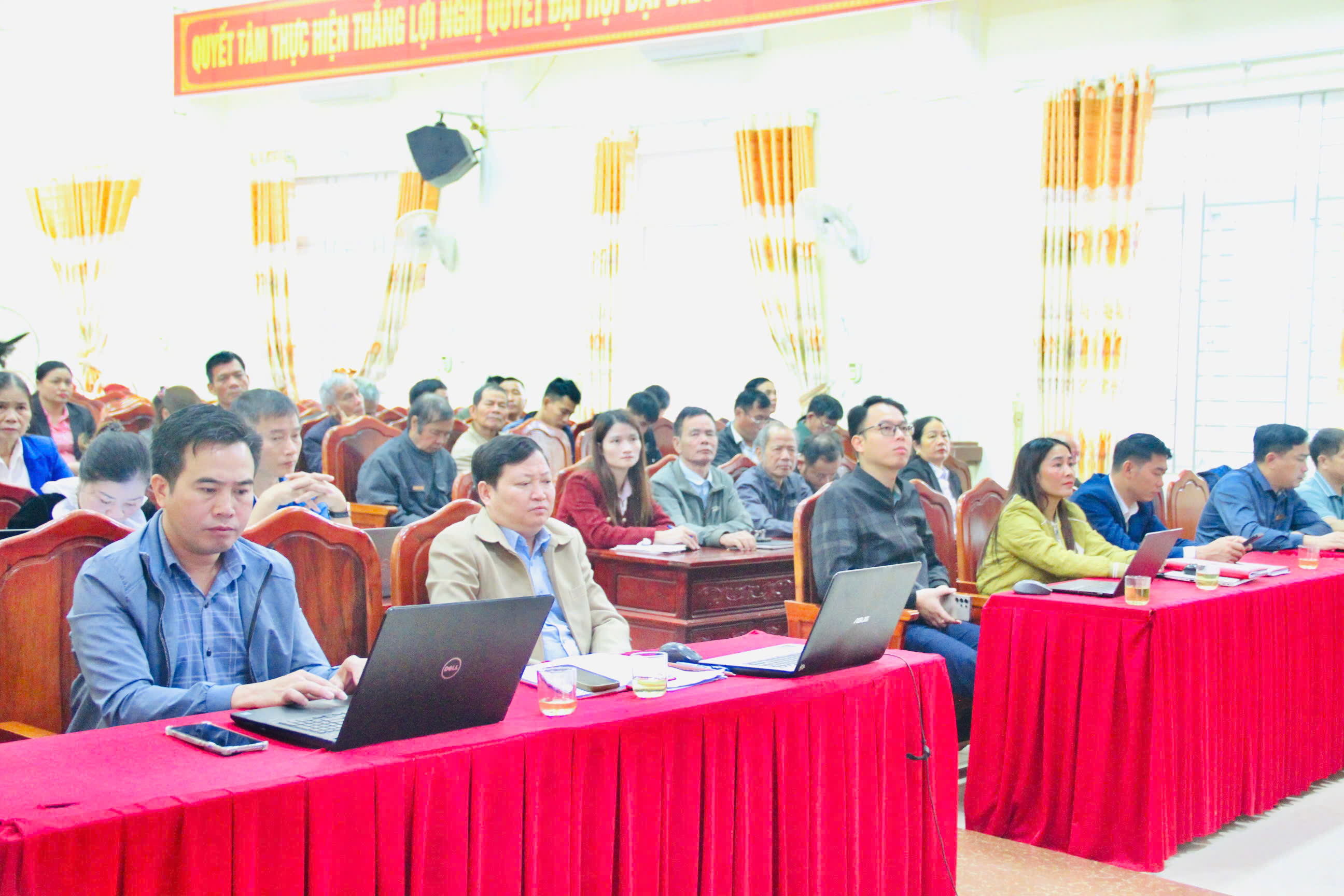 Đảng uỷ xã Sơn Hồng kết nối trực tuyến từ Trung ương tập huấn về cài đặt ứng dụng Sổ tay đảng viên điện tử