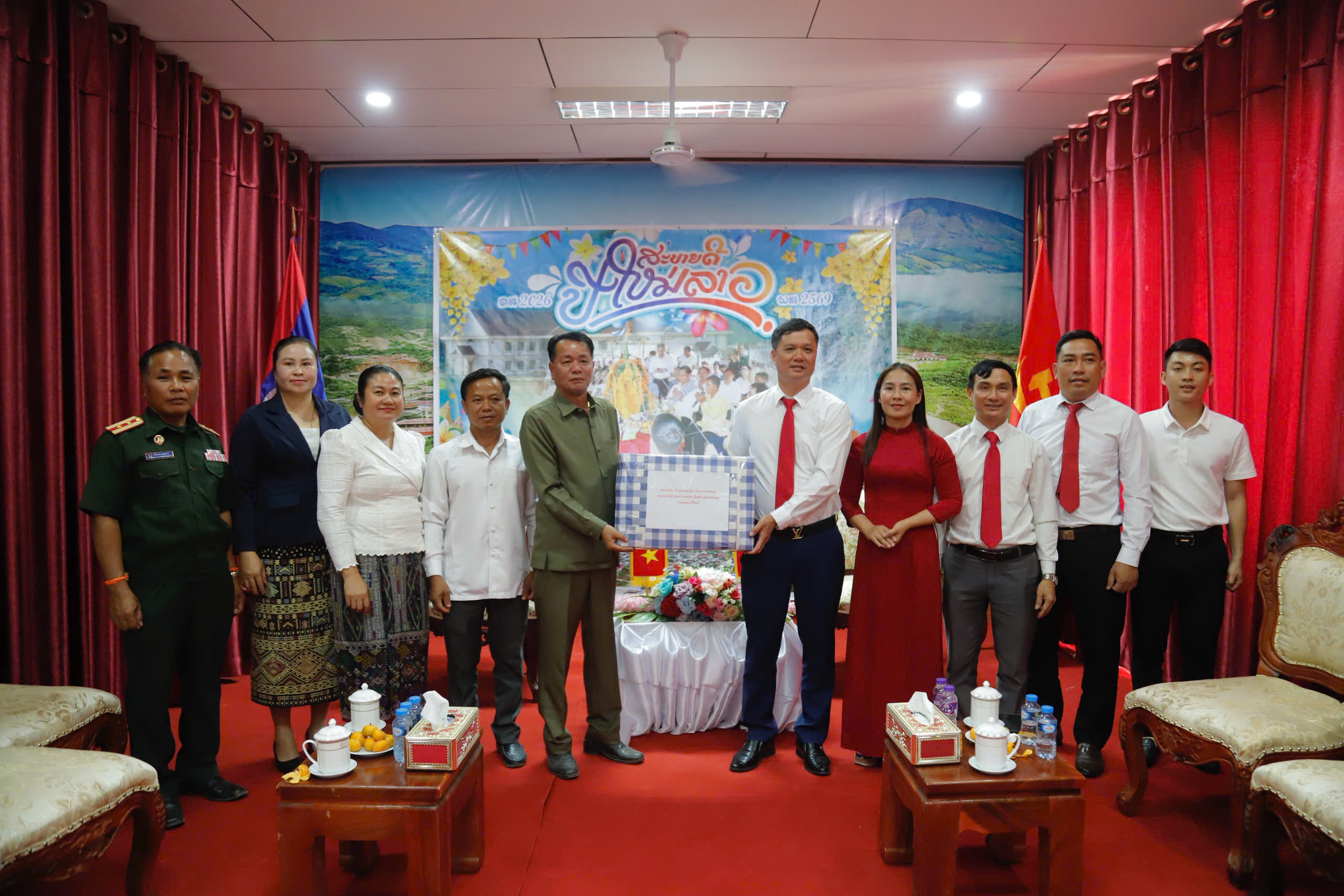 Chủ tịch UBND xã Sơn Hồng Nguyễn Minh Tuấn thăm và chúc Tết cổ truyền Bunpimay (Lào)