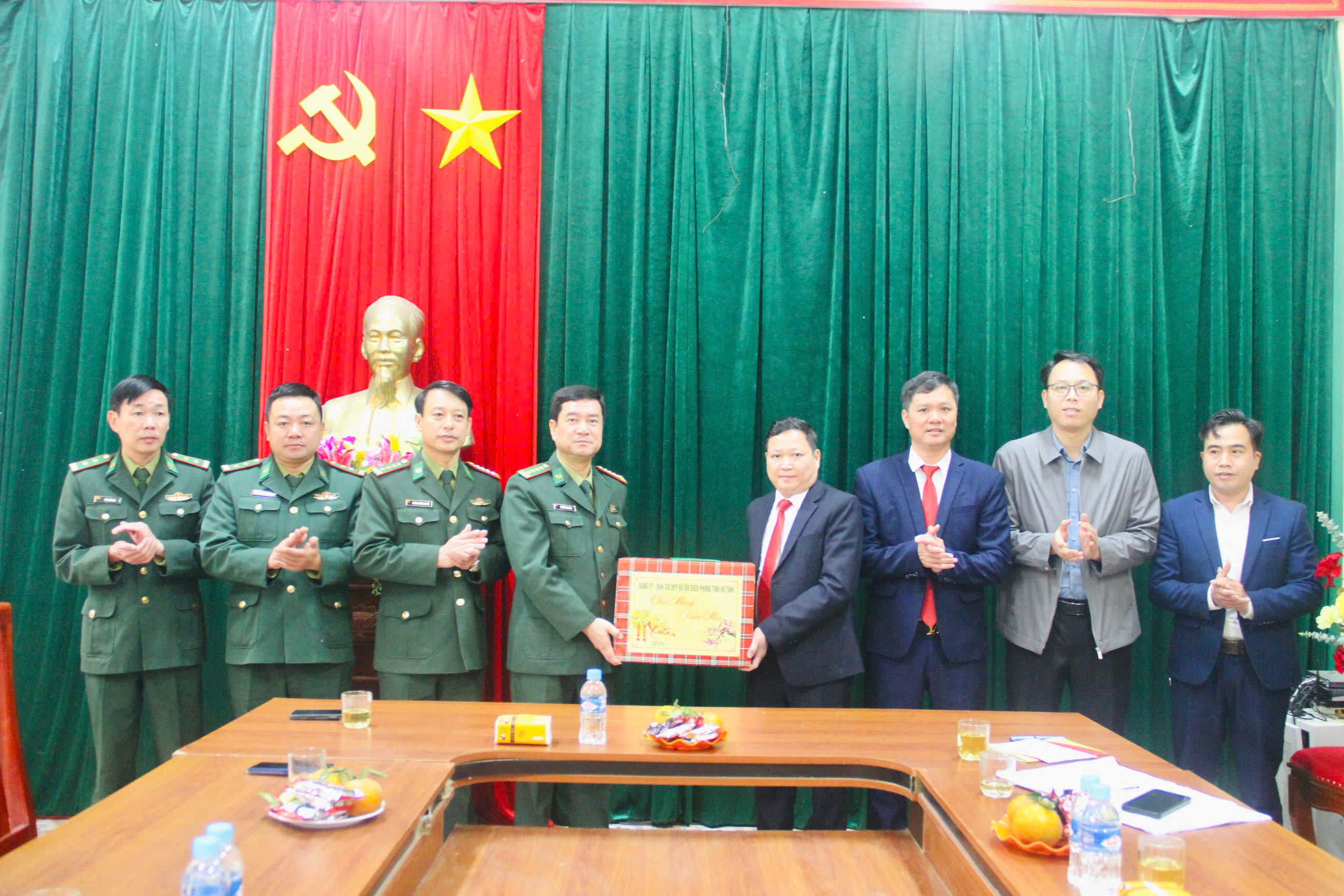 Lãnh đạo Bộ đội Biên phòng Hà Tĩnh thăm chúc tết cán bộ, đảng viên xã Sơn Hồng