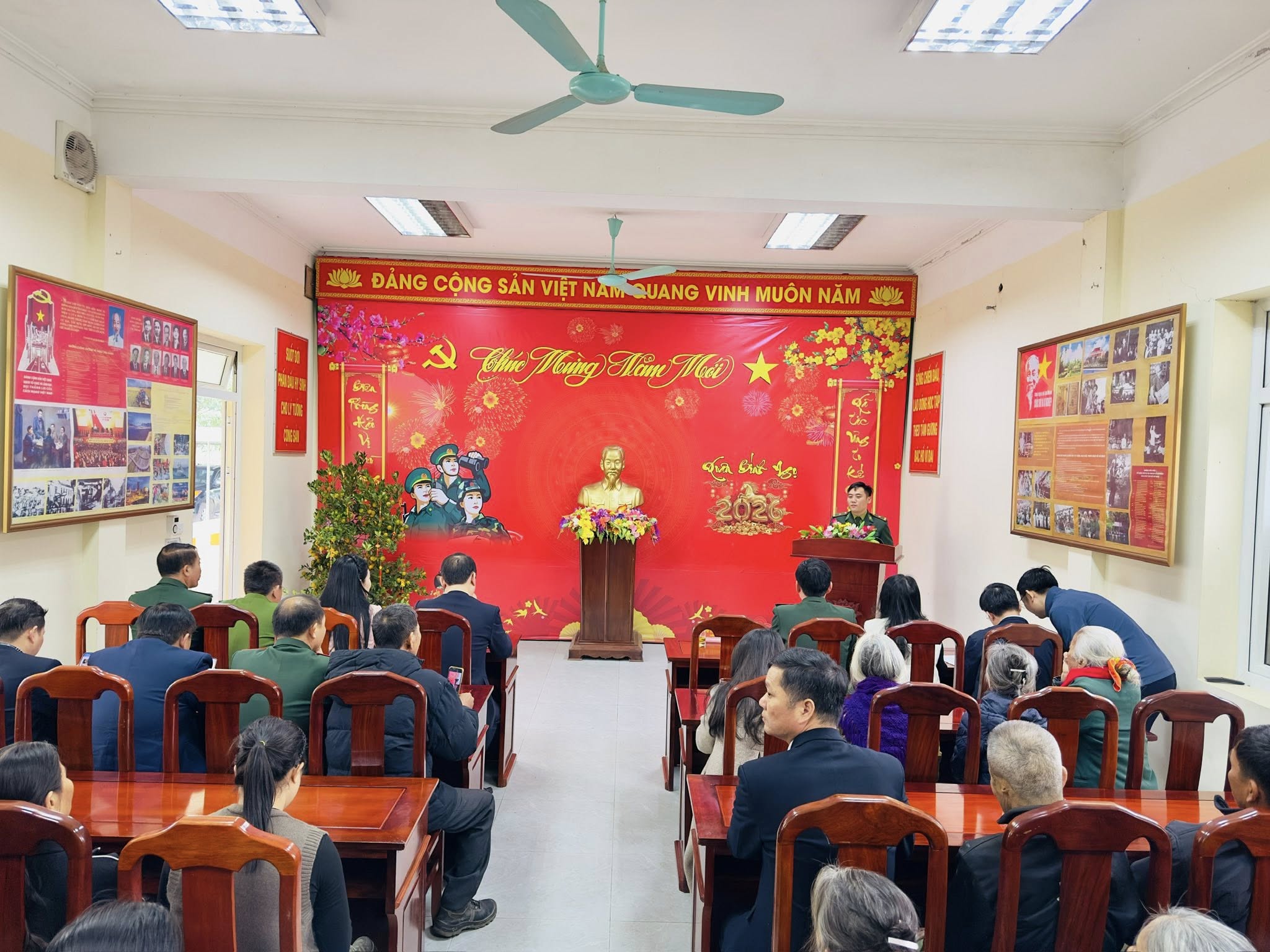 Chủ tịch UBND tỉnh kiểm tra đảm vảo an ninh biên giới và tặng quà Tết gia đình khó khăn tại xã Sơn Hồng