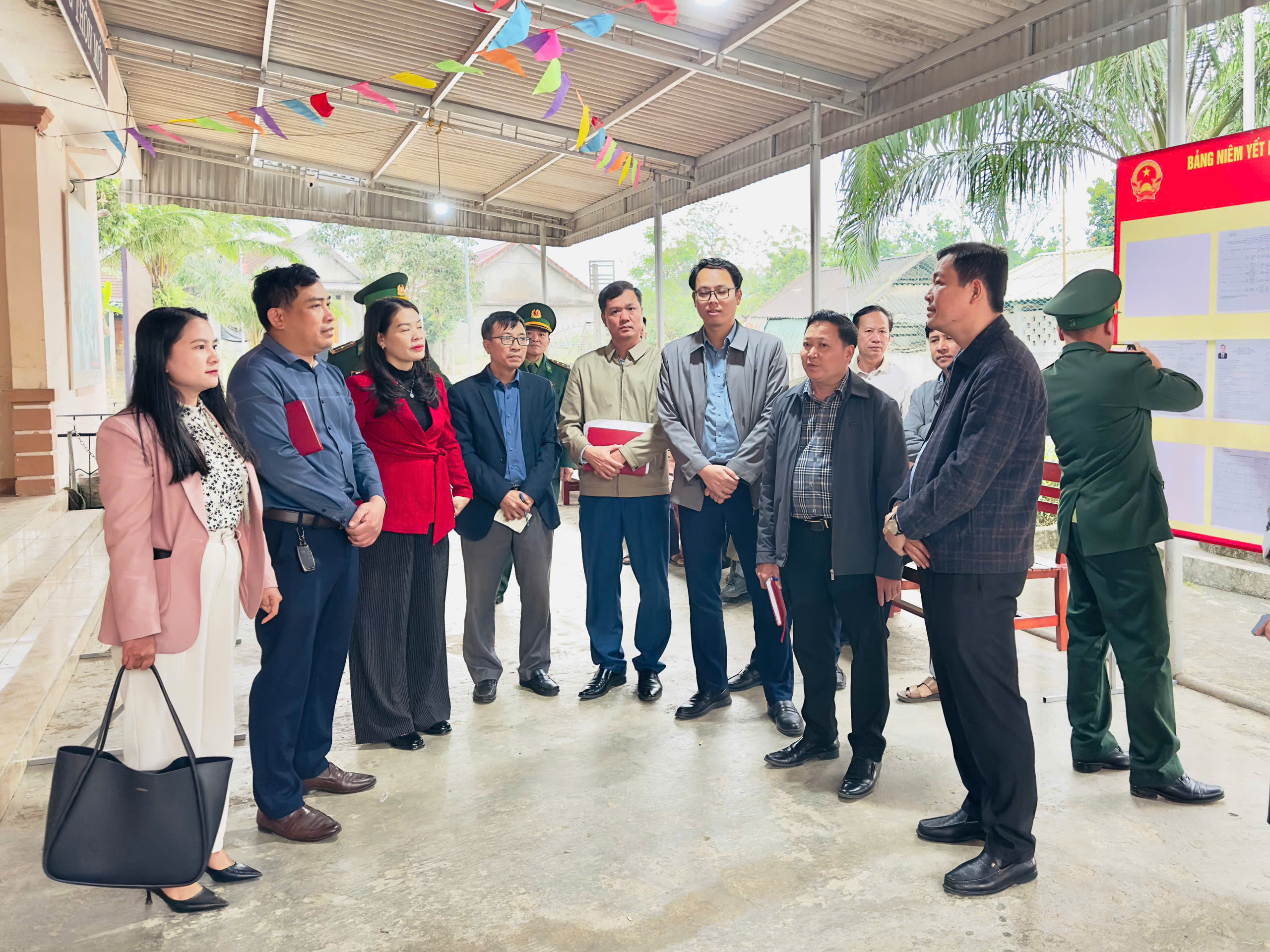 Chủ tịch UBMTTQ tỉnh kiểm tra công tác chuẩn bị bầu cử tại xã Sơn Hồng