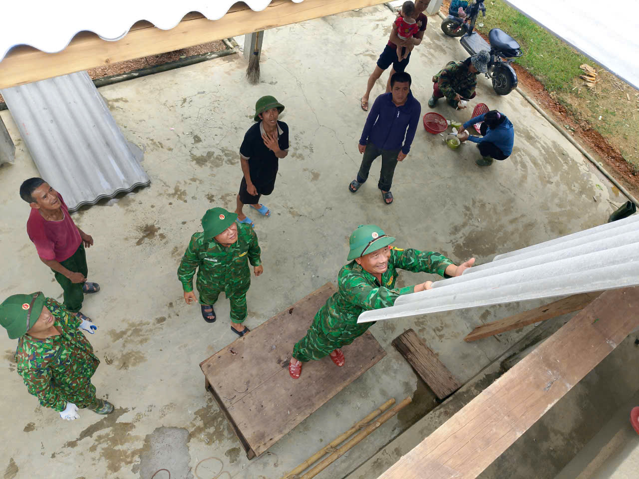 Cán bộ chiến sĩ Đồn biên phòng Sơn Hồng giúp Nhân dân khắc phục hậu quả bão số 10 