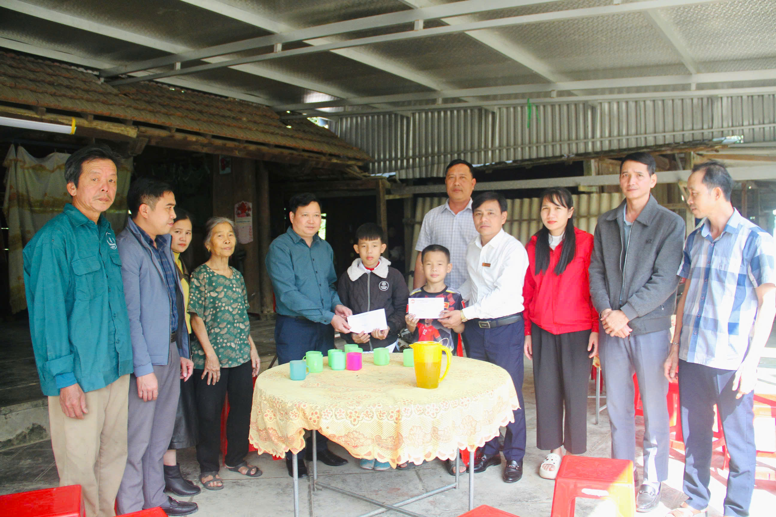 Lãnh đạo xã Sơn Hồng thăm tặng quà hỗ trợ hai anh em có hoàn cảnh đặc biệt khó khăn