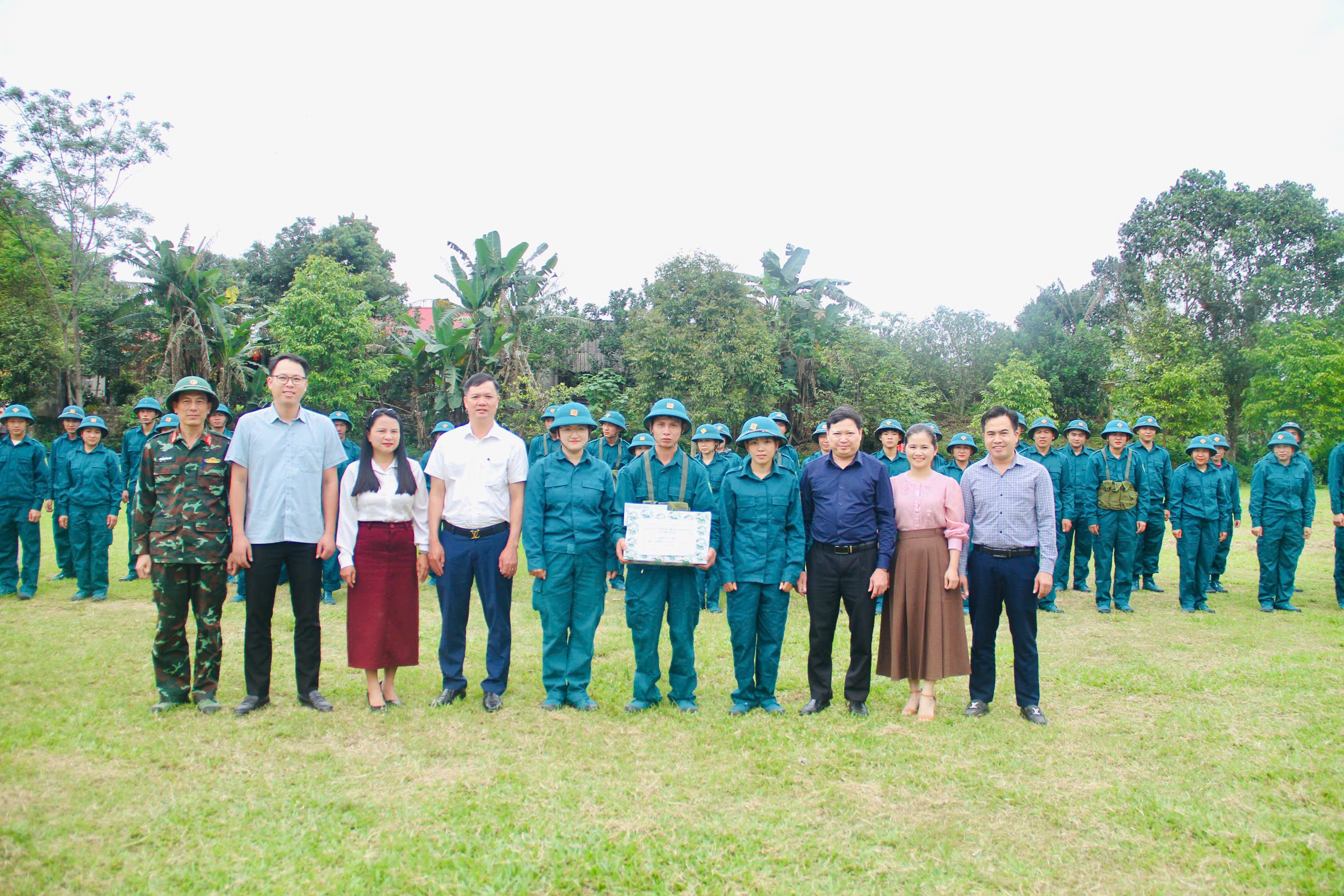 Lãnh đạo xã Sơn Hồng thăm động viên cán bộ, chiến sĩ và dân quân tự vệ tham gia huấn luyện