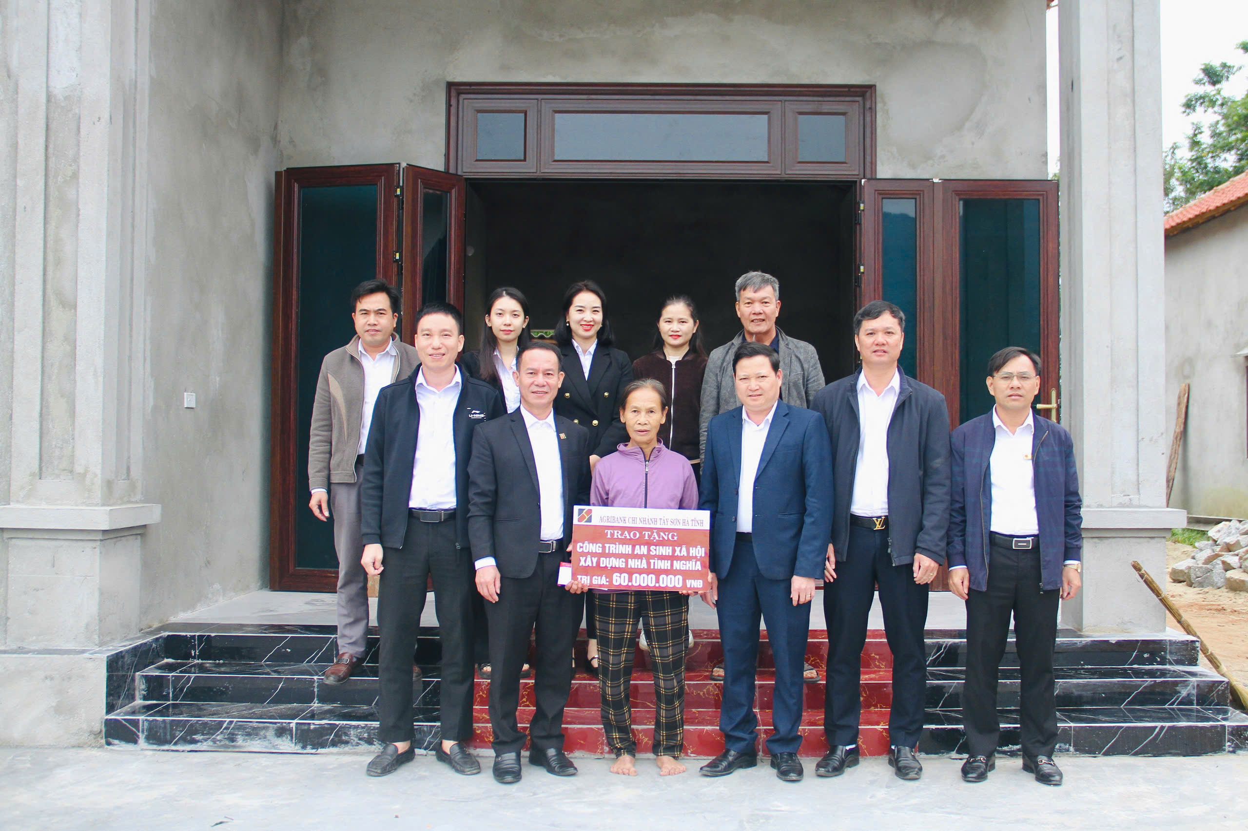 Bàn giao tiền hỗ trợ xây nhà ở cho gia đình khó khăn tại xã Sơn Hồng