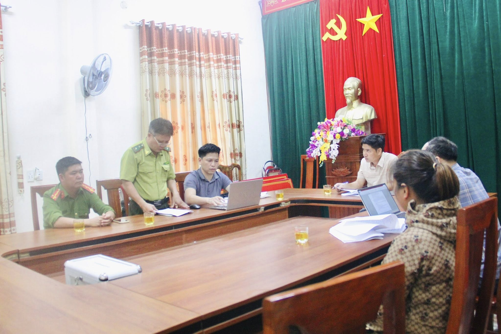 Sơn Hồng xử phạt hơn 2 triệu đồng đối với một hộ dân đốt thực bì không đúng quy định