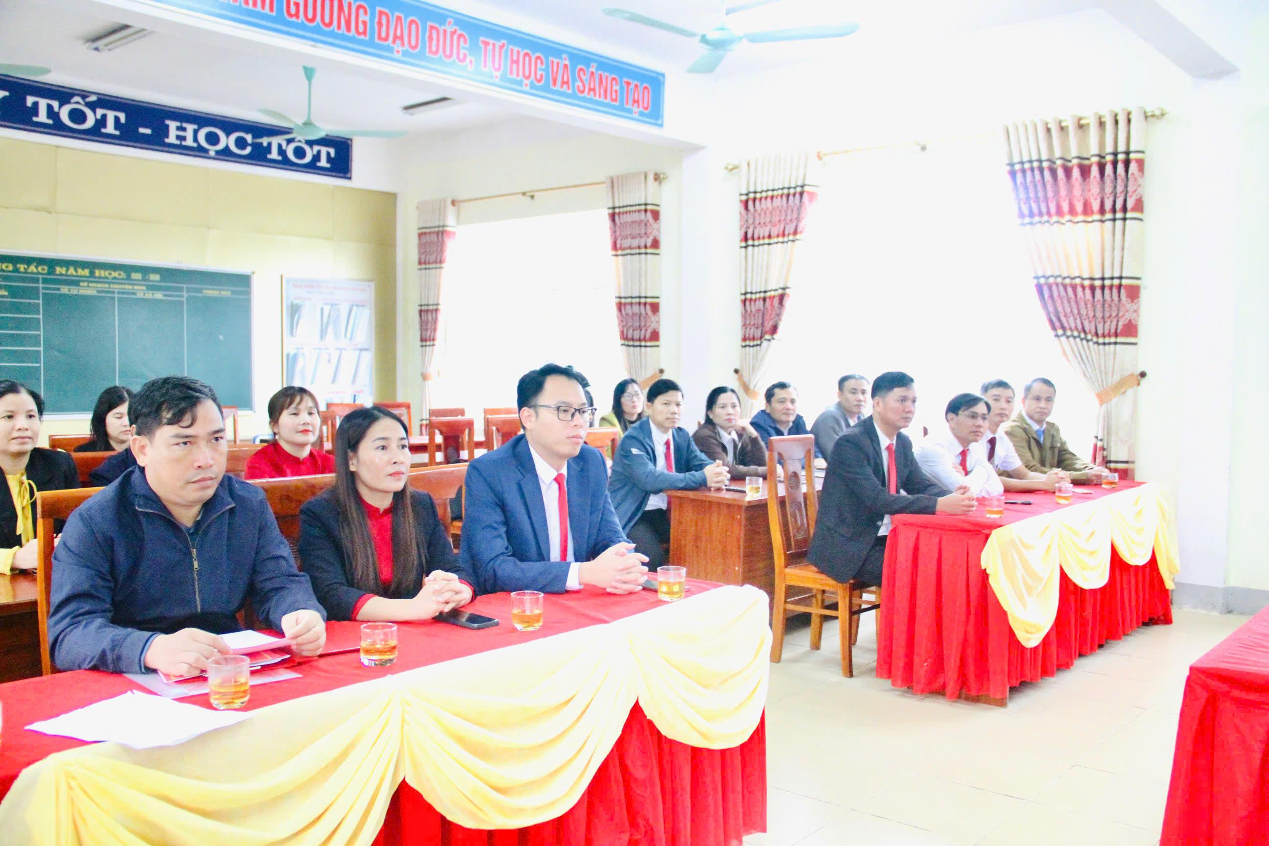 Công bố quyết định bổ nhiệm mới, bổ nhiệm lại lãnh đạo quản lý các trường học trên địa bàn xã Sơn Hồng