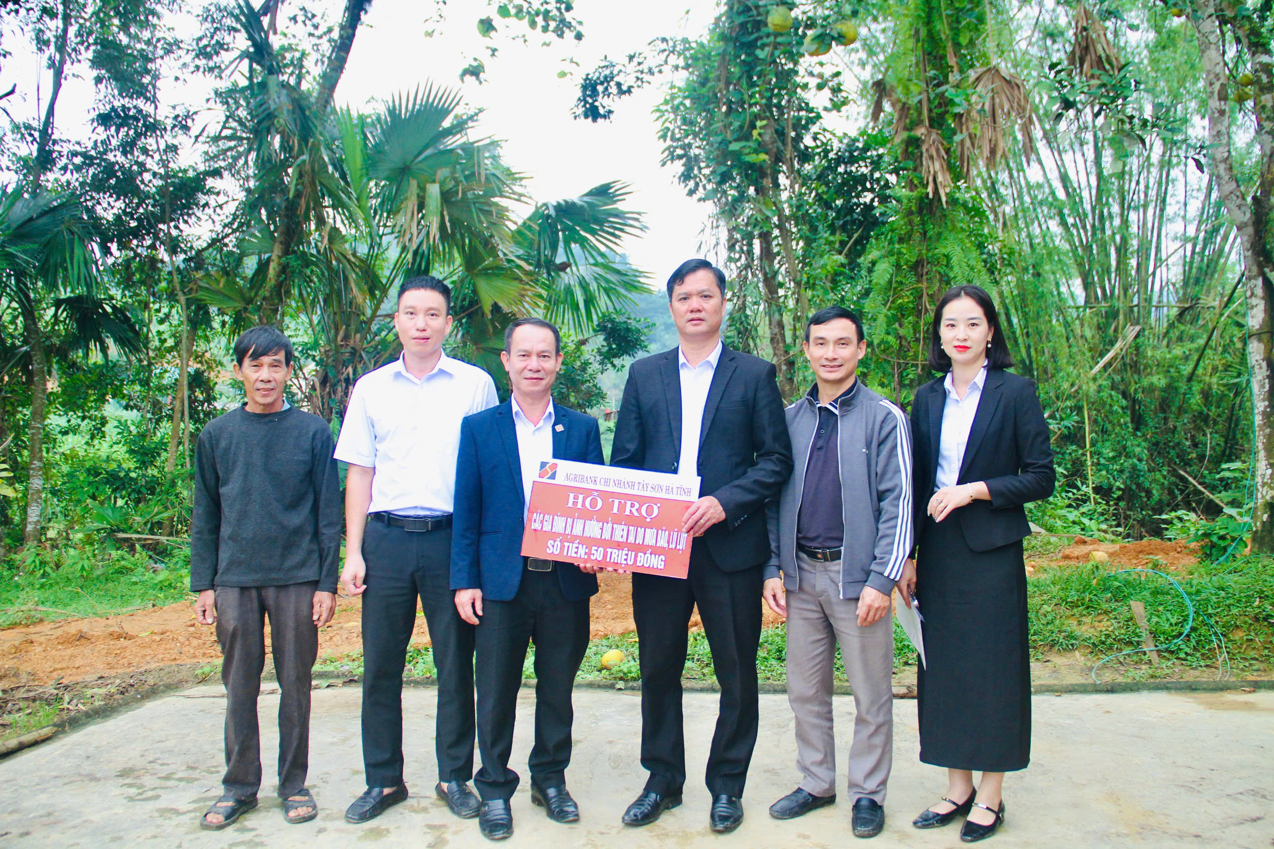 Ngân hàng Agribank - Chi nhánh Tây Sơn hỗ trợ 50 triệu đồng giúp xã Sơn Hồng khắc phục bị thiệt hại do bão số 10