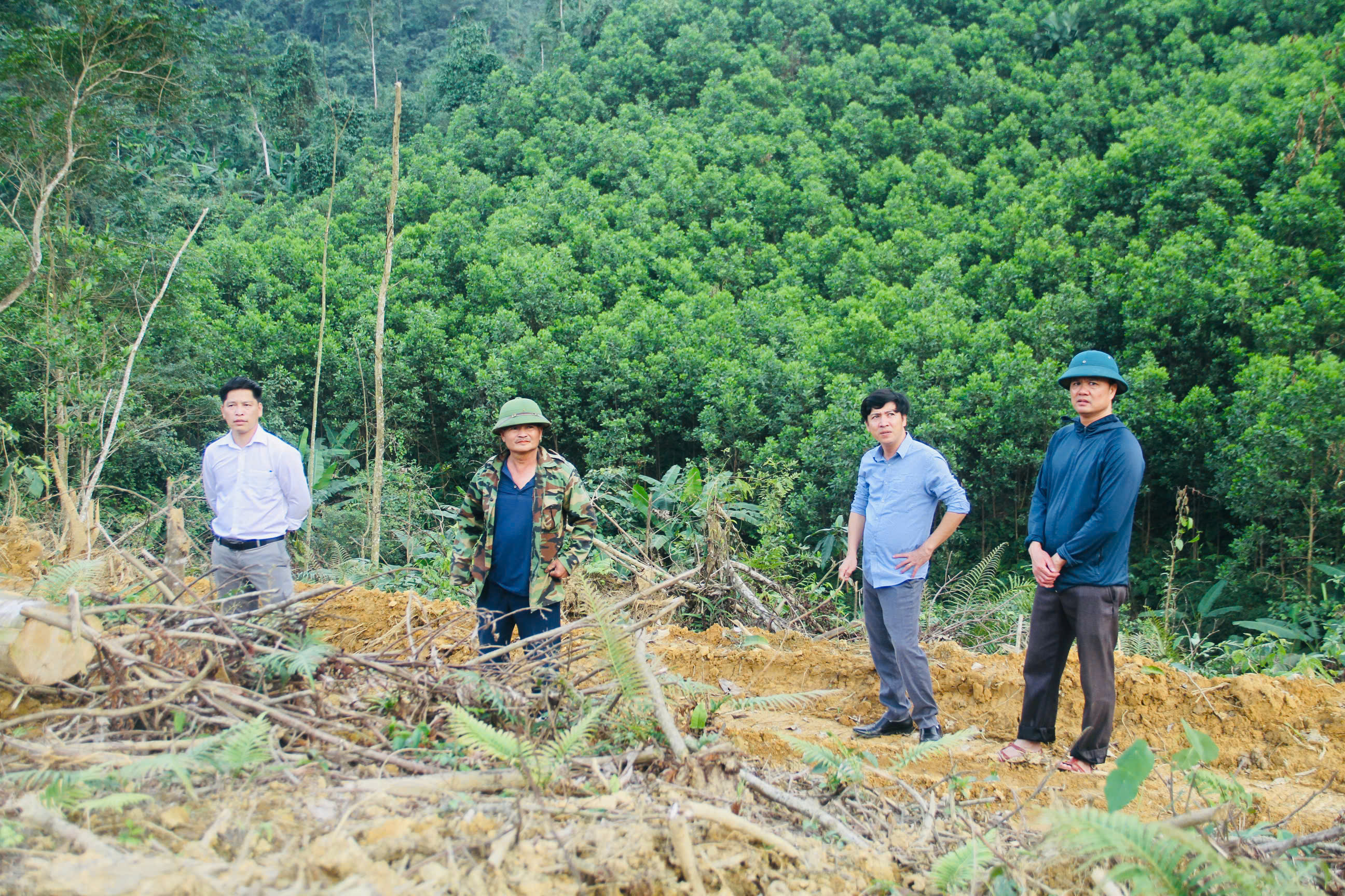 Chủ tịch UBND xã Sơn Hồng khảo sát quy hoạch điểm xử lý rác thải