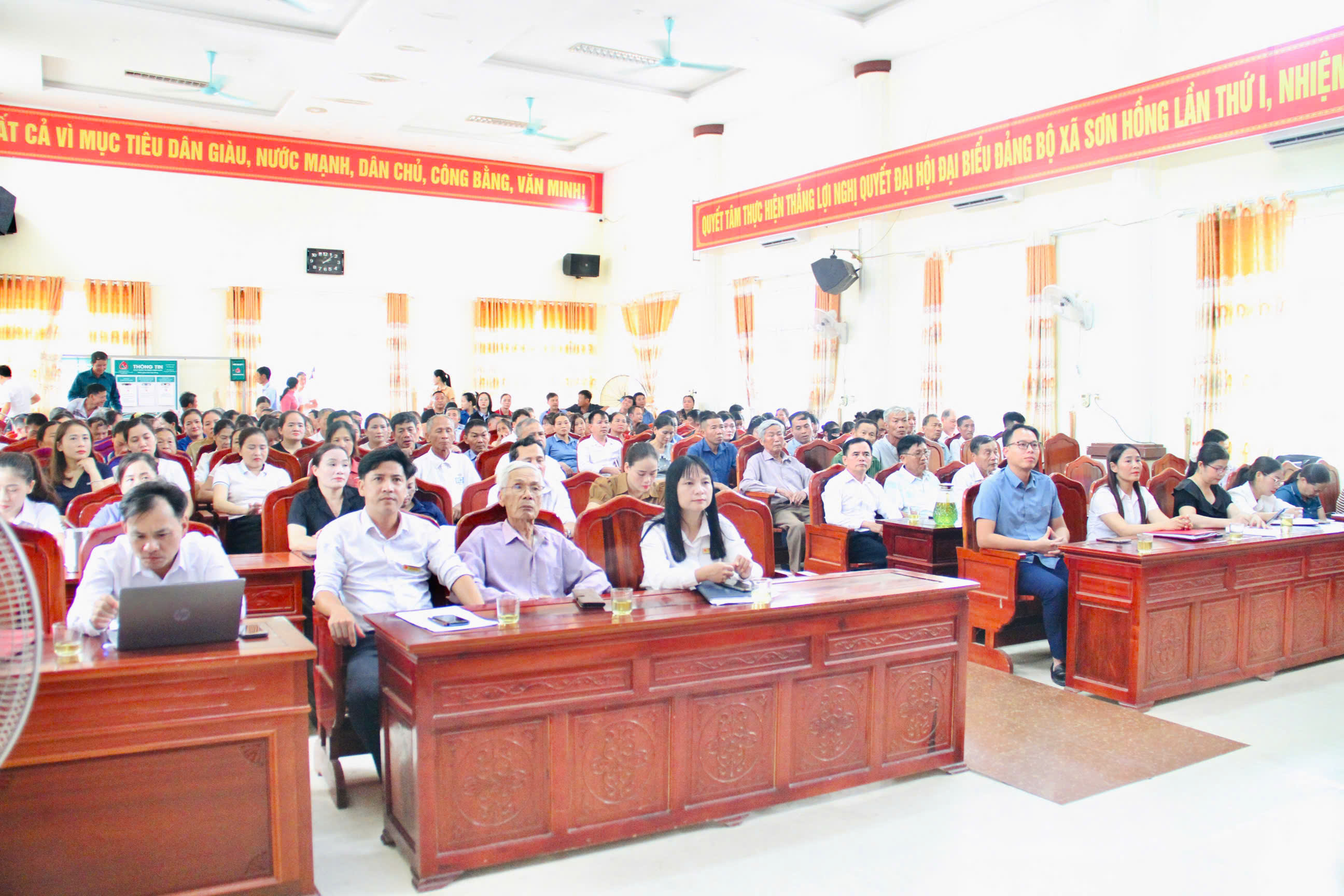 Trên 223 đảng viên, đoàn viên, hội viên xã Sơn Hồng, tỉnh Hà Tĩnh được học tập, quán triệt các Nghị quyết của Trung ương và Chỉ thị tỉnh