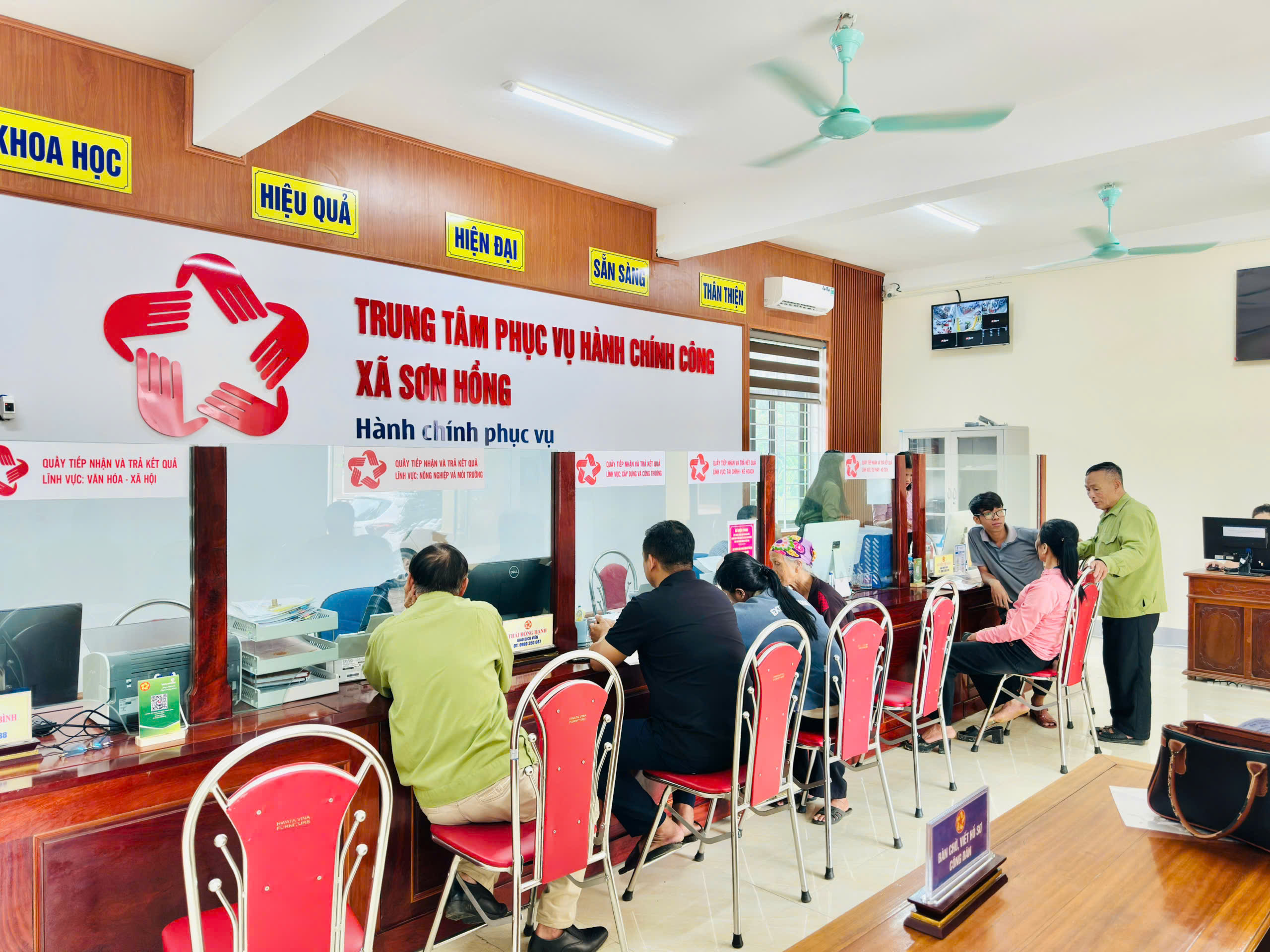 Trung tâm phục vụ hành chính công xã Sơn Hồng, tỉnh Hà Tĩnh phát huy hiệu quả tiếp nhận giải quyết các thủ tục hành chính