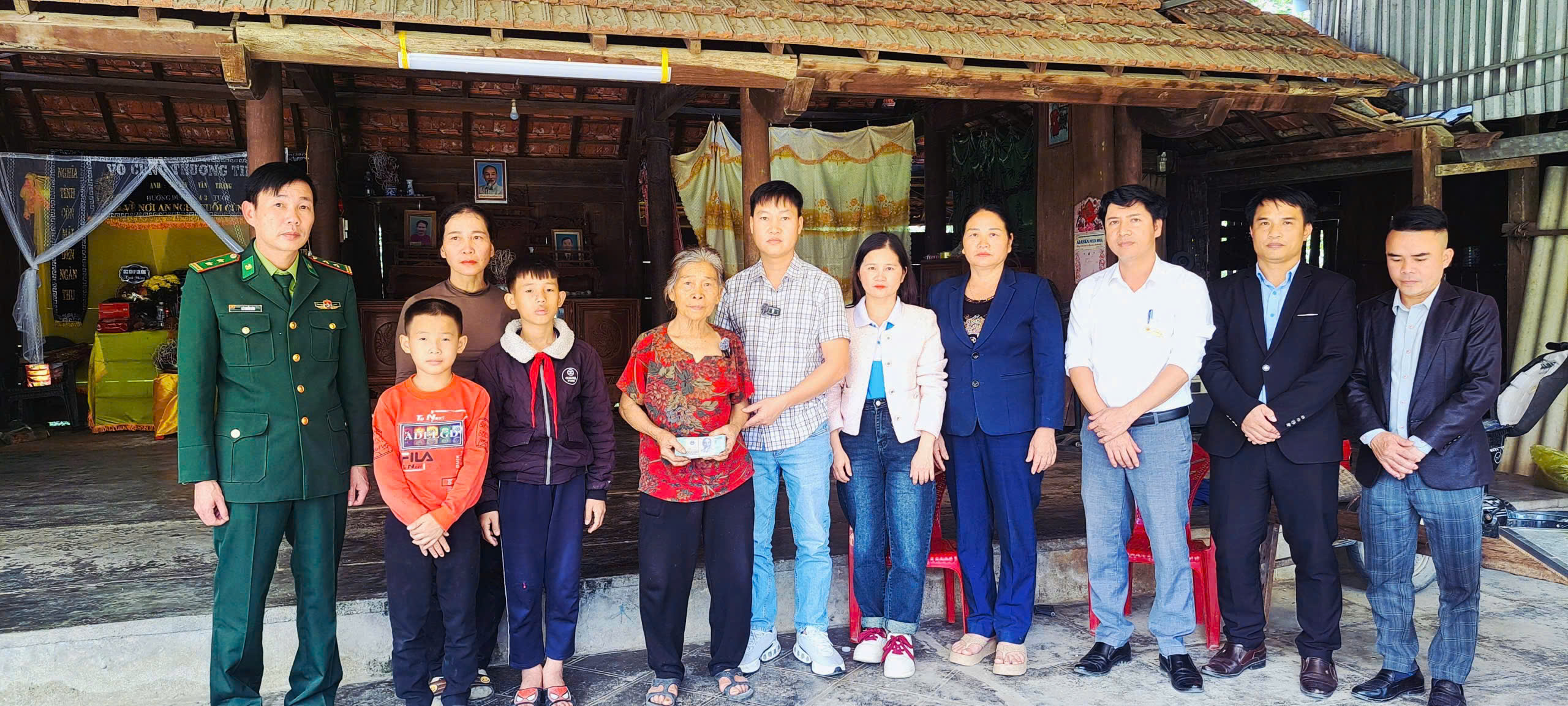 Tiếp nhận 60 triệu đồng hỗ trợ em Nguyễn Thế Hưng