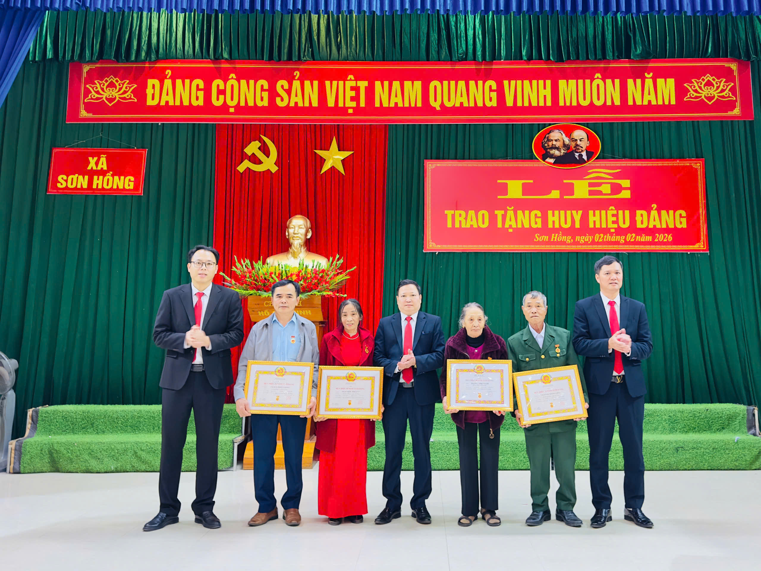 Xã Sơn Hồng gặp mặt kỷ niệm 96 năm Ngày thành lập Đảng Cộng sản Việt Nam và trao Huy hiệu Đảng