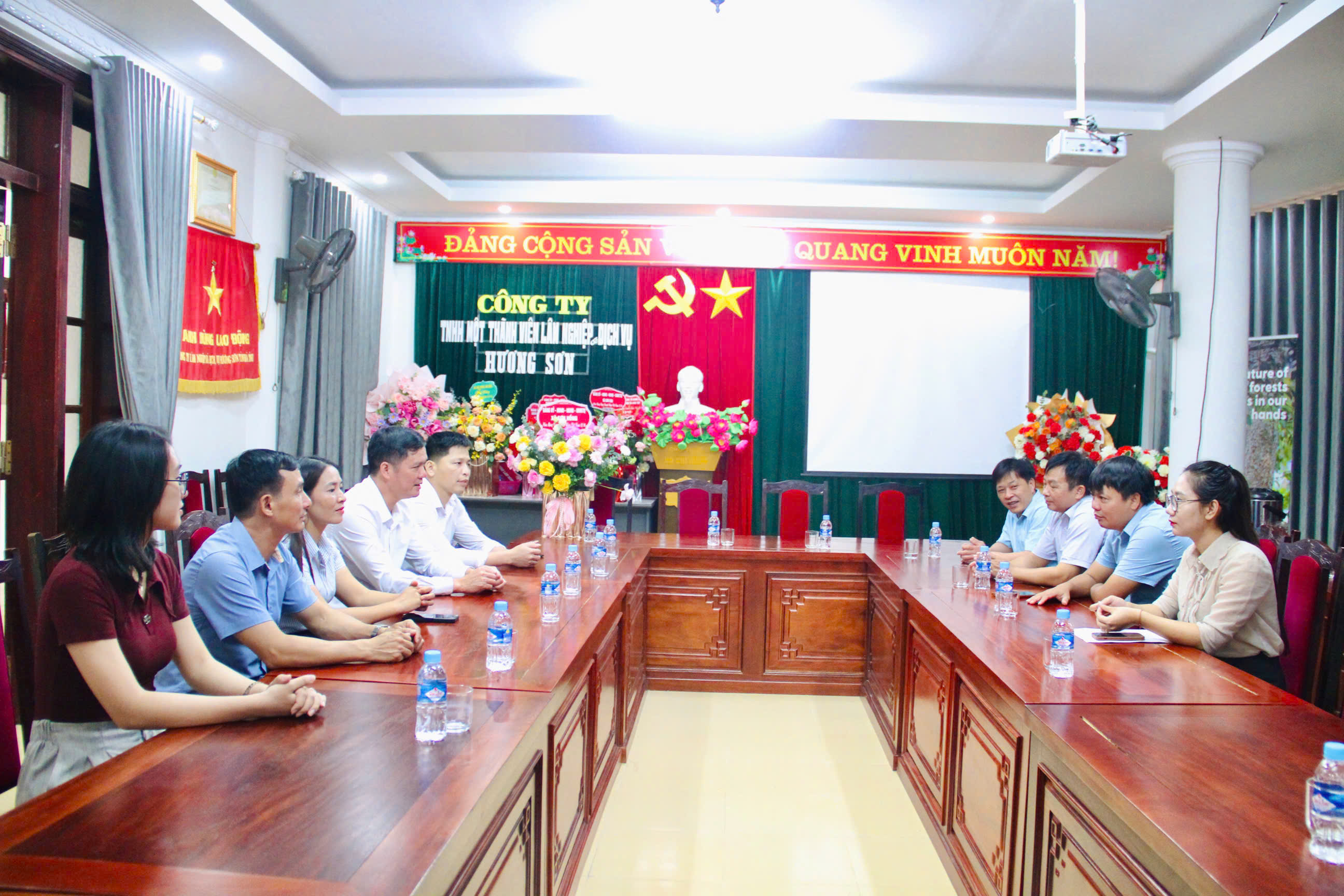 Lãnh đạo xã Sơn Hồng, tỉnh Hà Tĩnh tặng hoa chúc mừng ngày doanh nhân Việt Nam 