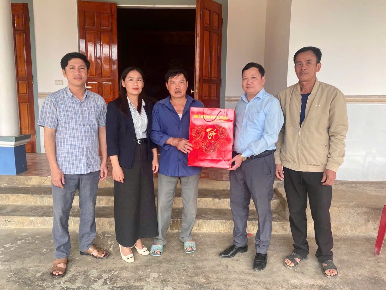 Đảng uỷ, chính quyền, UBMTTQ xã Sơn Hồng thăm tặng quà các gia đình chính sách, đảng viên và hộ nghèo