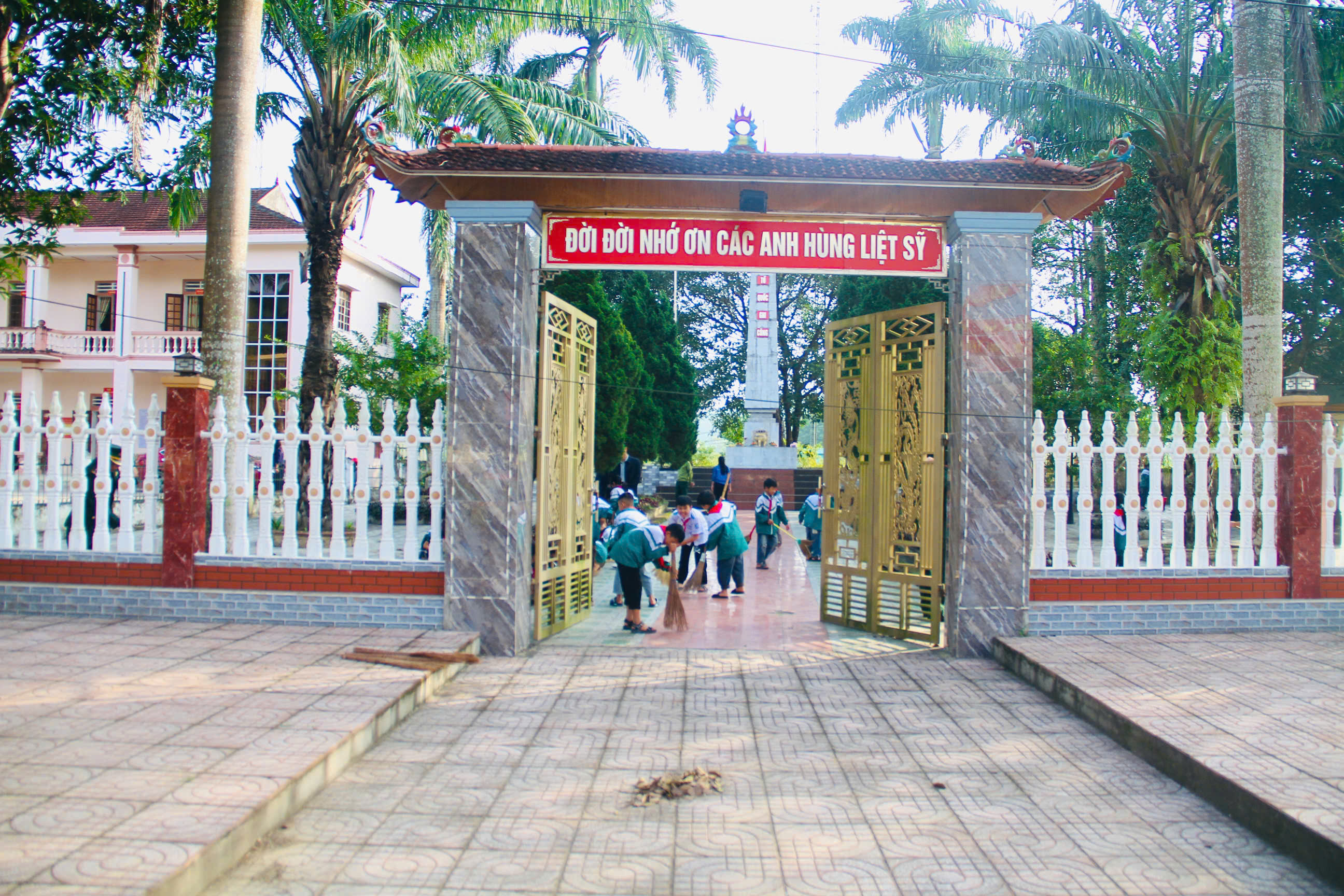 Tuổi trẻ xã và cán bộ, chiến sĩ Đồn Biên phòng Sơn Hồng tri ân các anh hùng liệt sĩ