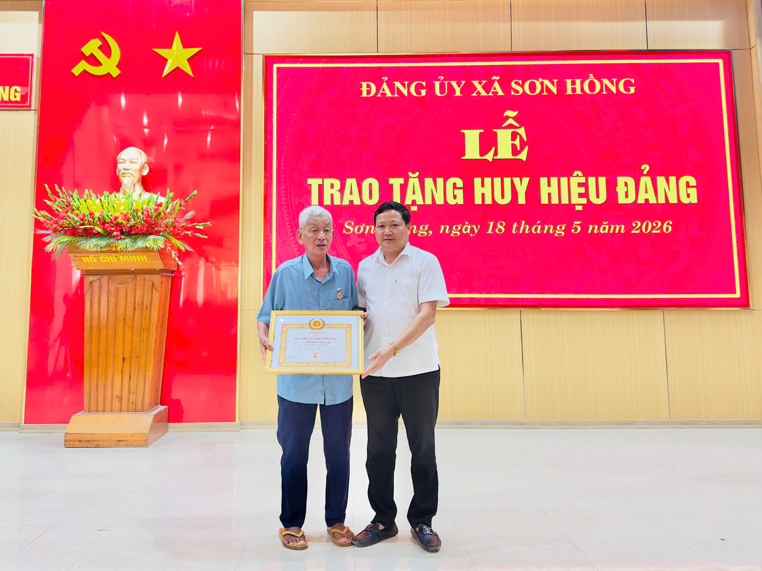 Đảng uỷ xã Sơn Hồng trao tặng Huy hiệu Đảng đợt 19/5/2026