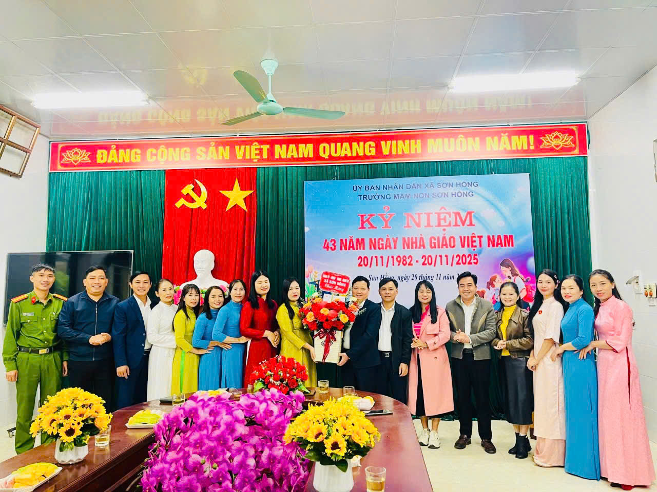 Lãnh đạo xã Sơn Hồng tặng hoa chúc mừng ngày nhà giáo Việt Nam 20/11