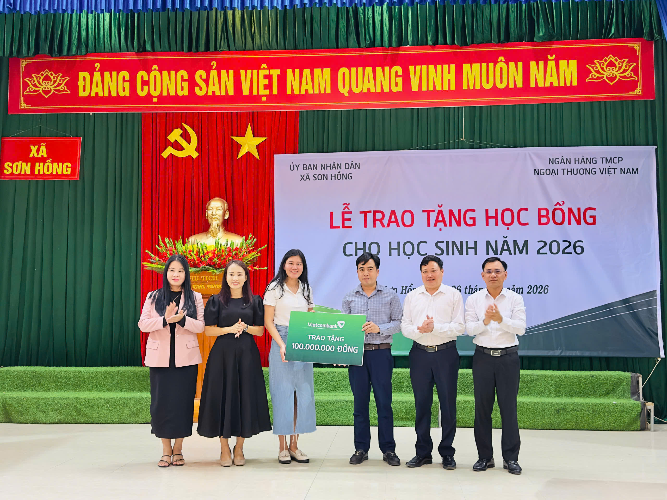 100 suất quà của Ngân hàng Vietcombank đến với học sinh khó khăn xã Sơn Hồng