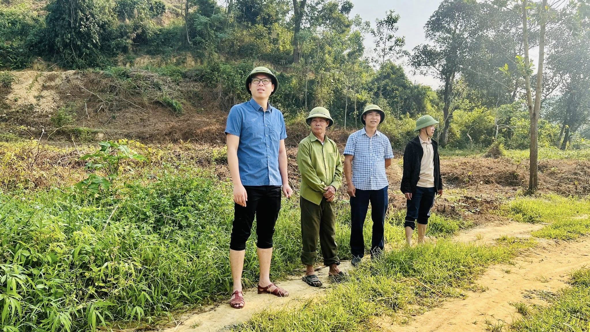 Phó Bí thư Thường trực Đảng ủy xã Sơn Hồng kiểm tra sản xuất chè và khảo sát tích tụ ruộng đất