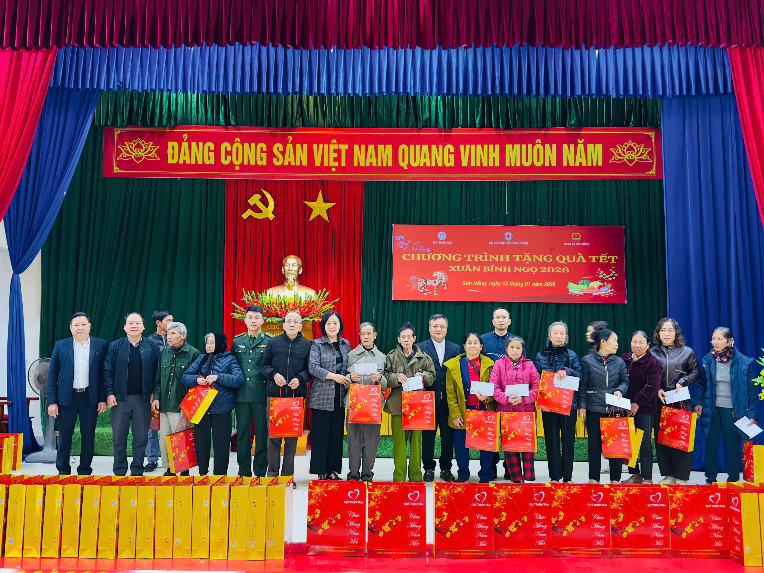 UBND xã Sơn Hồng phối hợp Hội Chữ thập đỏ tỉnh trao quà Tết Bính Ngọ 2026 cho hộ nghèo, hộ khó khăn