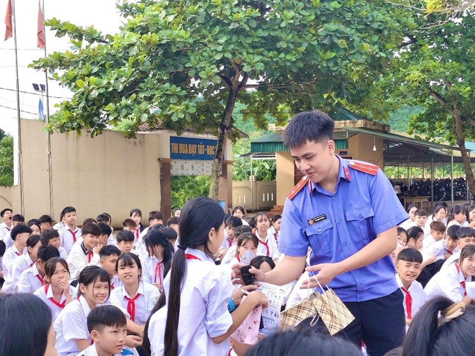 VKSND khu vực 5 – Hà Tĩnh phối hợp tuyên truyền pháp luật về bảo vệ quyền trẻ em Và Nghị quyết số 205/2025/QH15 của Quốc hội tại Trường Trường Tiểu học & Trung học cơ sở Sơn Lĩnh