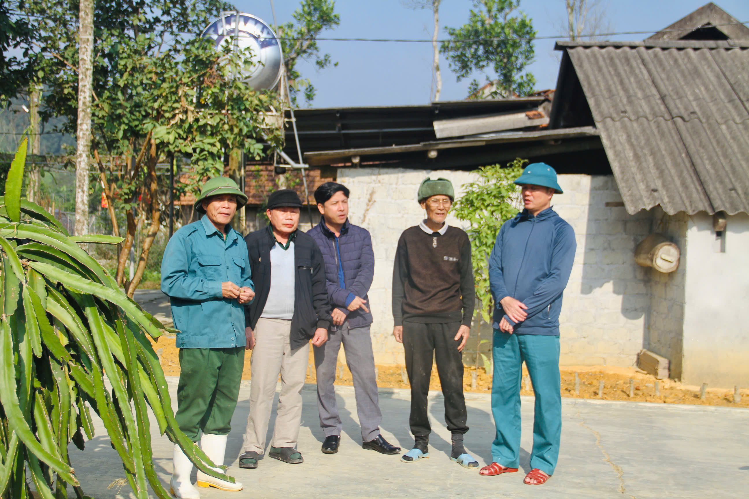 Chủ tịch UBND xã Sơn Hồng kiểm tra và chỉ đạo xây dựng và nâng cao các tiêu chí khu dân cư kiểu mẫu tại thôn 1