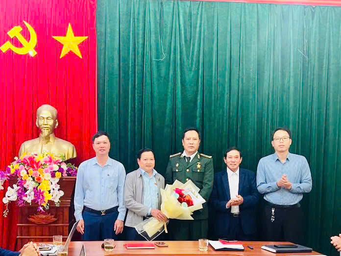 Lãnh đạo xã Sơn Hồng chúc mừng 36 năm ngày thành lập hội CCB Việt Nam