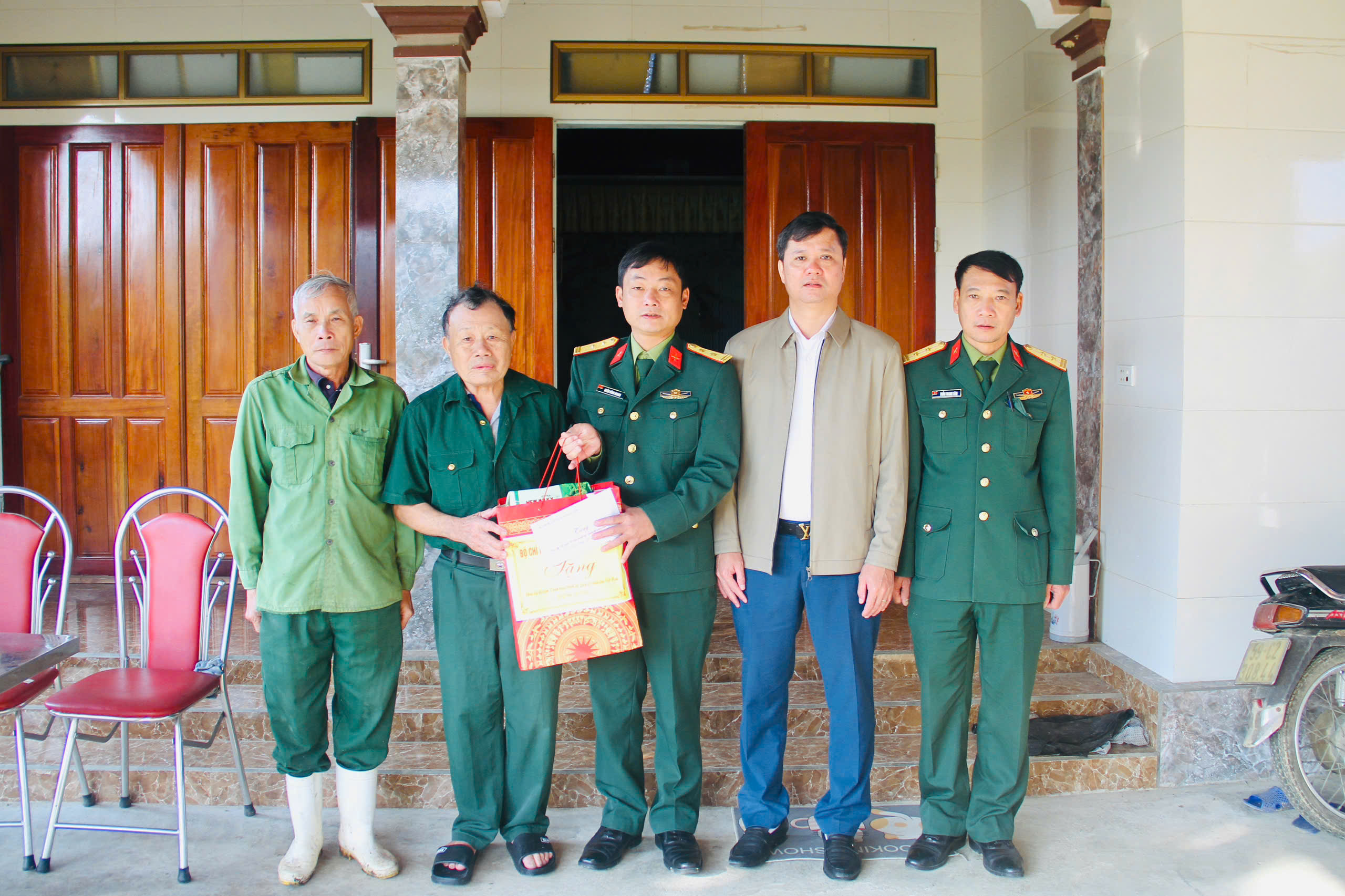 Lãnh đạo Ban Chỉ huy phòng thủ khu vực 2 - Vũ Quang và Chủ tịch UBND xã Sơn Hồng thăm tặng quà gia đình thương binh