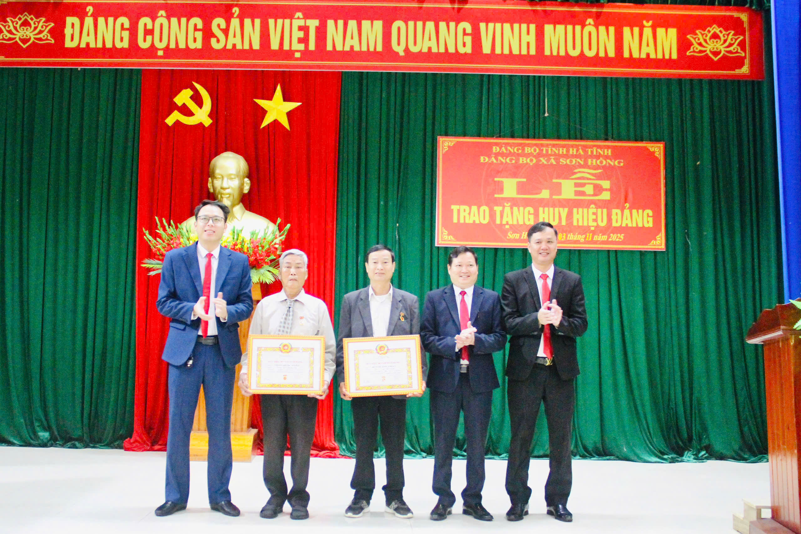 Sơn Hồng trao tặng Huy hiệu Đảng và triển khai Nghị quyết thực hiện mũi đột phá của địa phương
