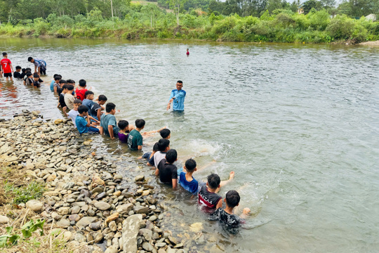 Trang bị kỹ năng bơi và phòng tránh tai nạn đuối nước cho trẻ em xã Sơn Hồng 