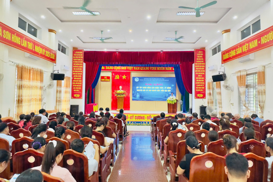 120 học viên tổ chuyển đổi số cộng đồng và người dân xã Sơn Hồng được trang bị kỹ năng số