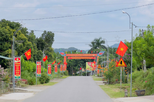 Không khí cờ hoa chào mừng 81 năm cách mạng tháng Tám thành công và Quốc khánh 2/9 ở xã biên giới Sơn Hồng