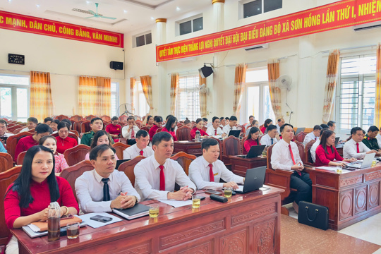 Xã Sơn Hồng chào cờ giao ban và sơ kết 9 tháng đầu năm 2026, phát động ủng hộ quỹ vì người nghèo 